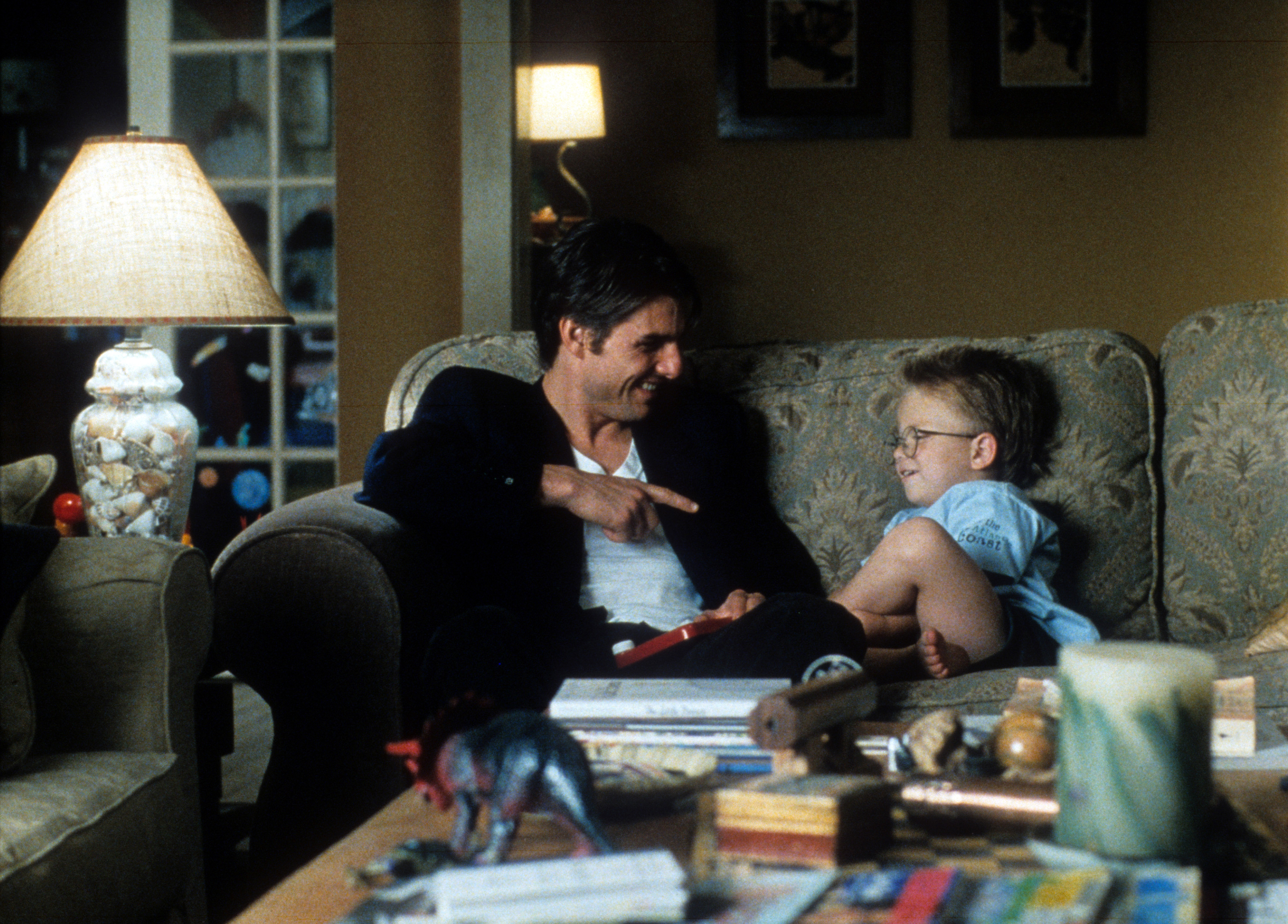 Tom Cruise avec l'enfant acteur lors d'une scène de "Jerry Maguire" en 1996 | Source : Getty Images