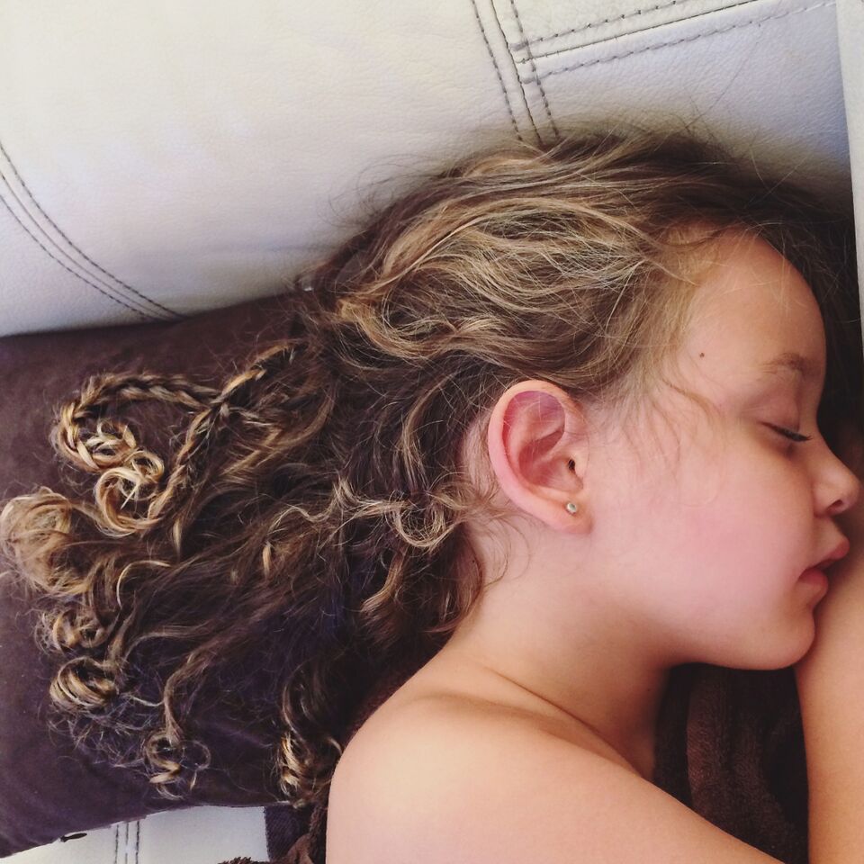 Une petite fille qui dort d'un sommeil profond | Photo : shutterstock