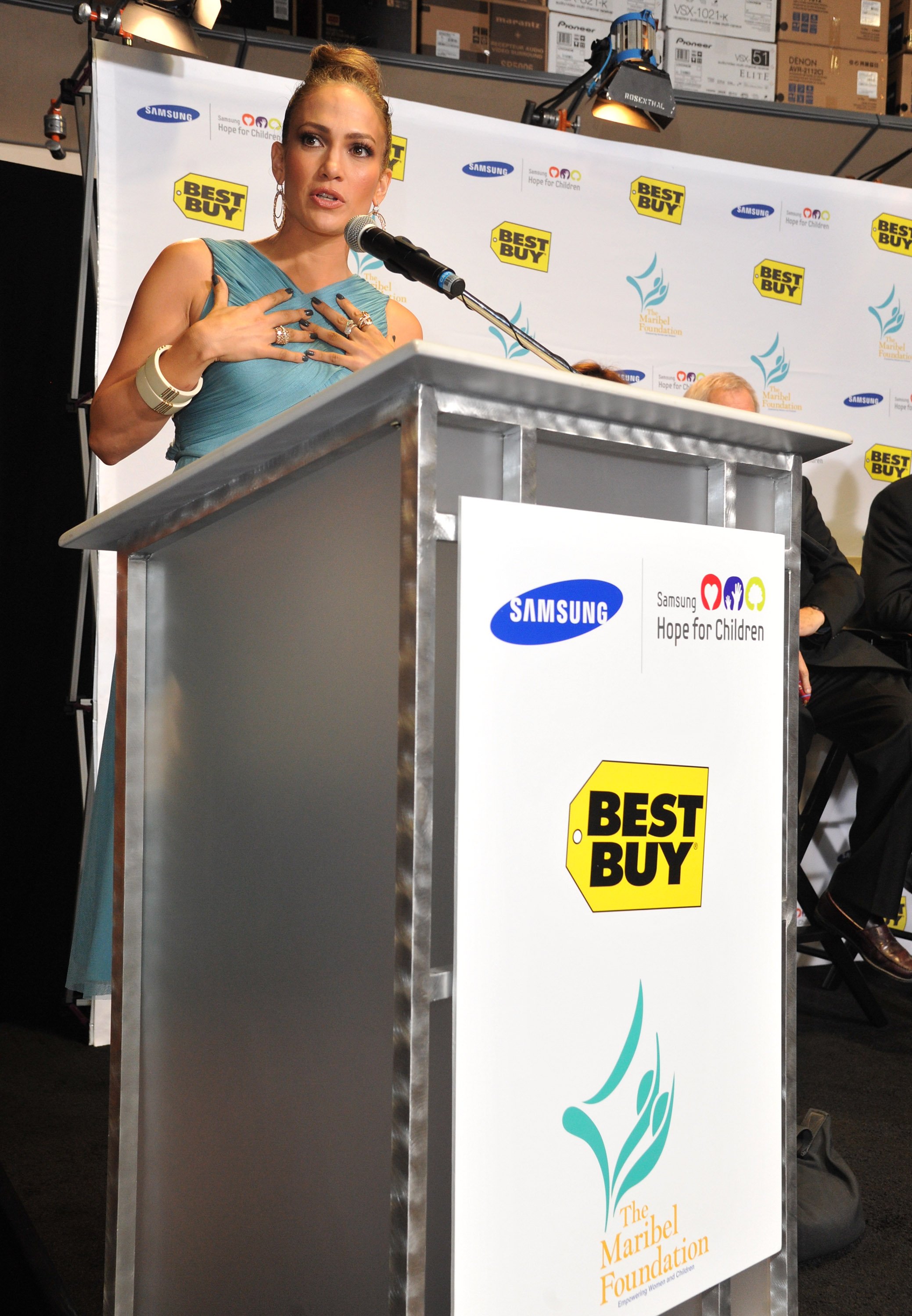 Jennifer Lopez collabore avec Samsung et Best Buy pour soutenir la Fondation Maribel au Best Buy de West LA le 25 octobre 2011 à Los Angeles, Californie. | Source : Getty Images