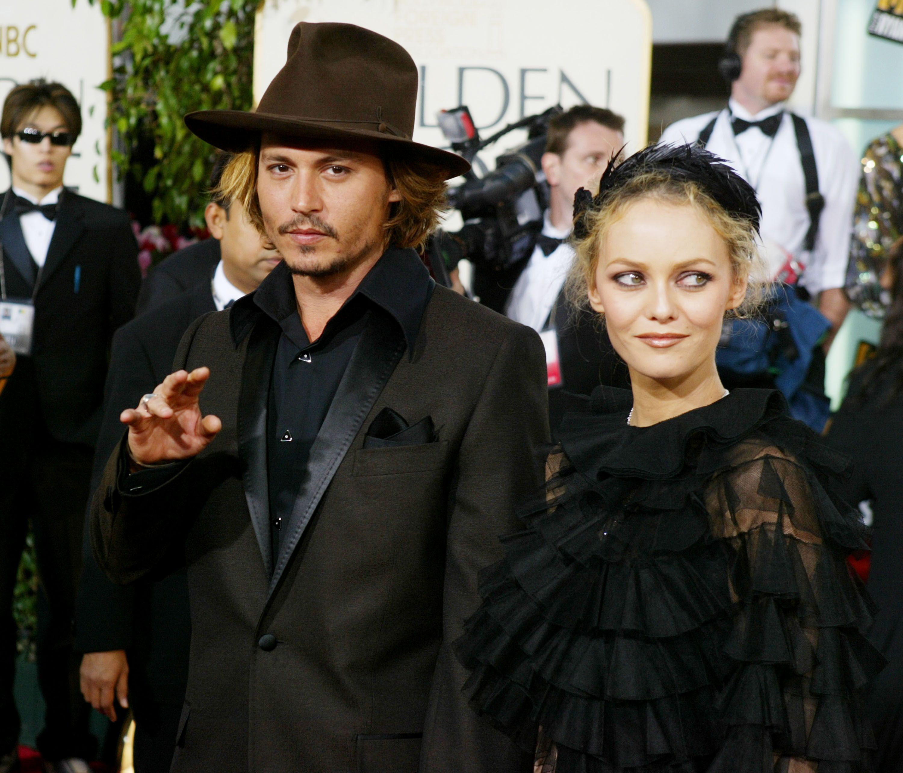 Johnny Depp et Vanessa Paradis lors de la 61e cérémonie annuelle des Golden Globe Awards à l'hôtel Beverly Hilton le 25 janvier 2004 à Beverly Hills, Californie. | Source : Getty Images