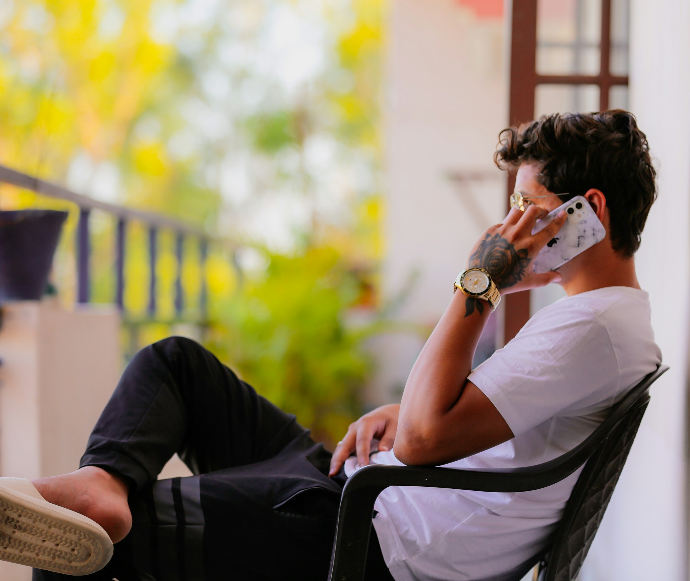 Gros plan sur un homme qui parle au téléphone | Source : Unsplash