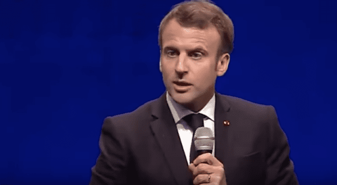 Devant les maires bretons, Emmanuel Macron promet d'engager une nouvelle étape de décentralisation. | Youtube/Le Huffington Post