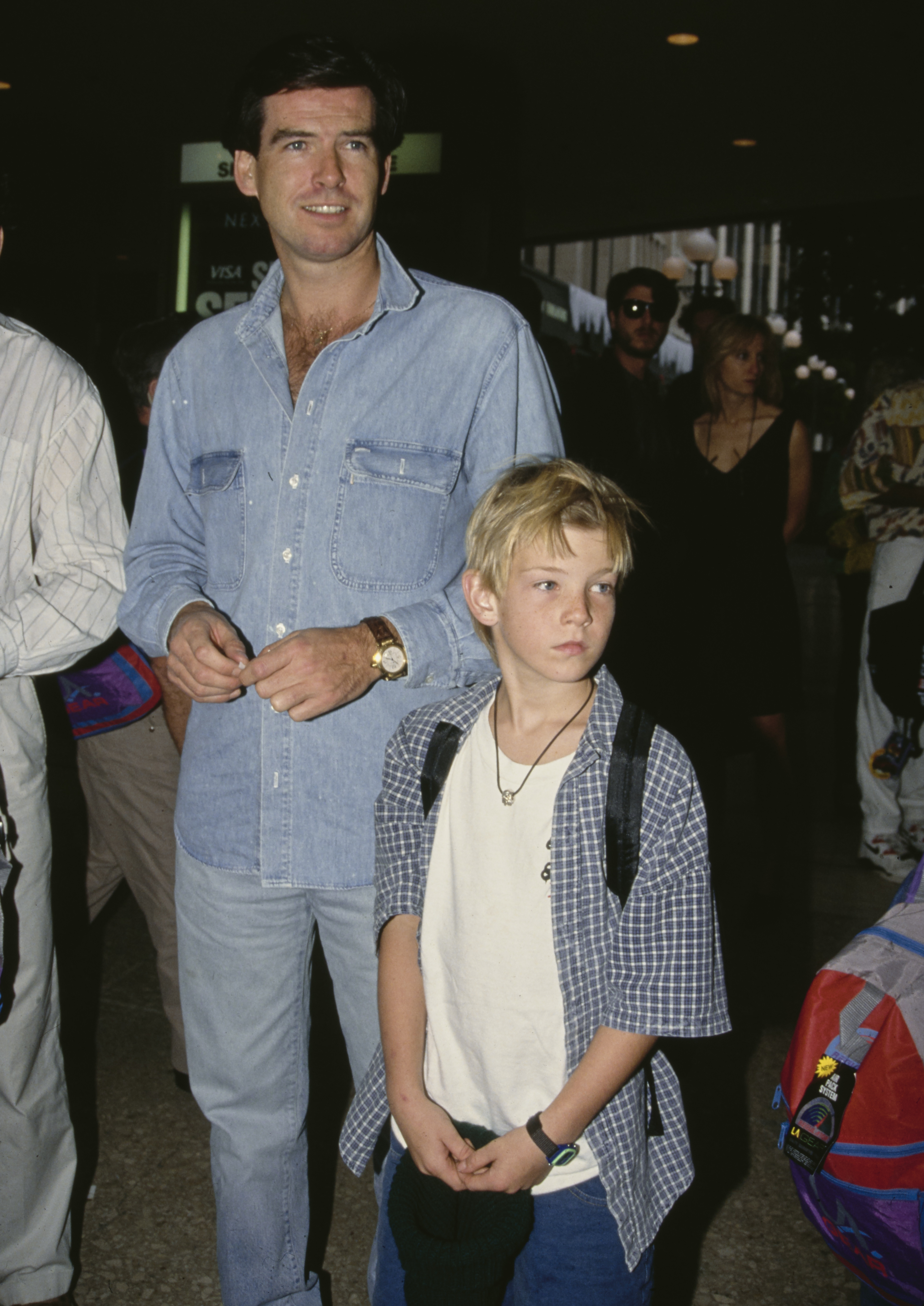 Pierce et Sean Brosnan lors de la projection du film "Maman J'ai Encore Raté L'avion" en Californie, 1992 | Source : Getty Images