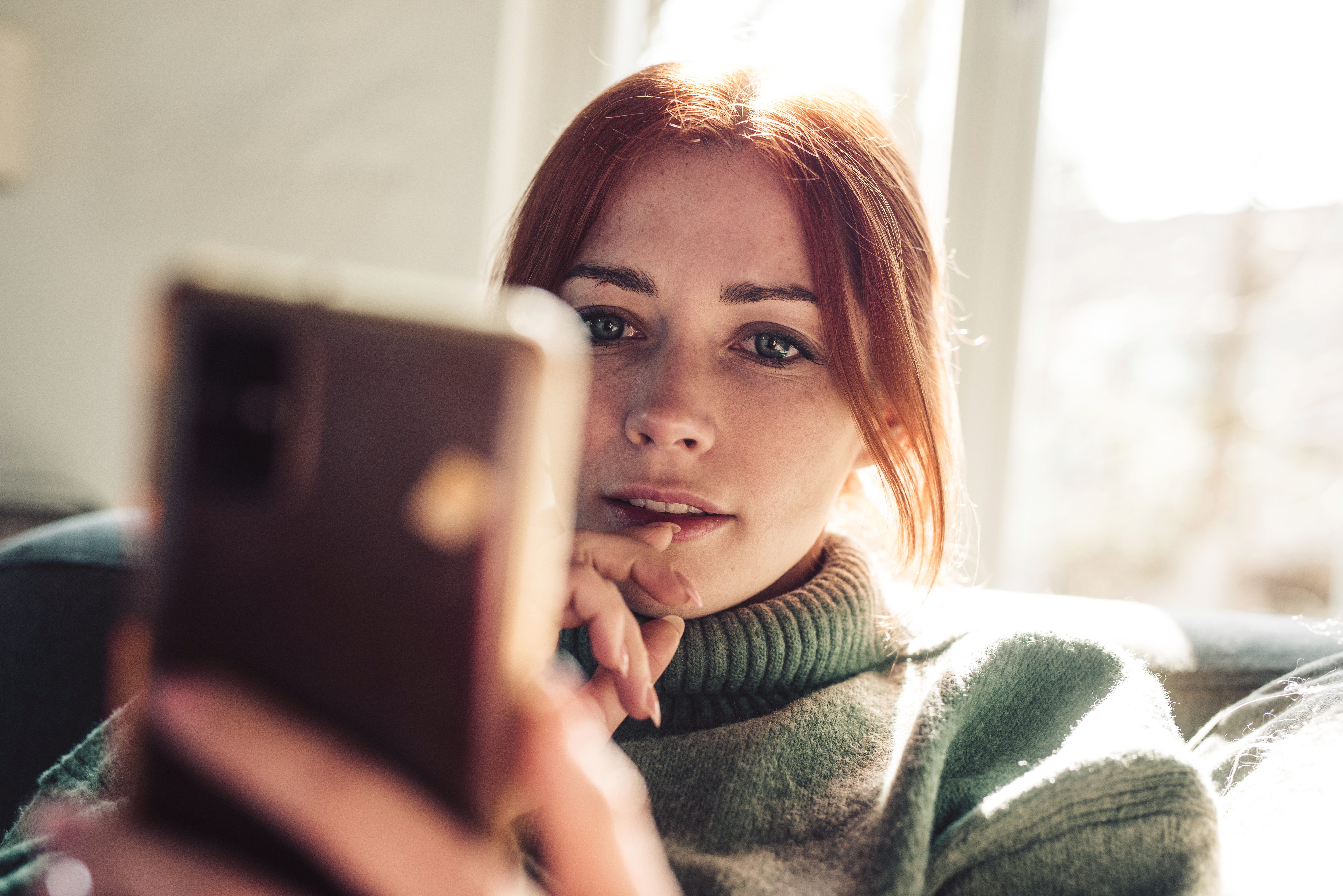 Une femme regardant son téléphone. | Photo : Getty Images