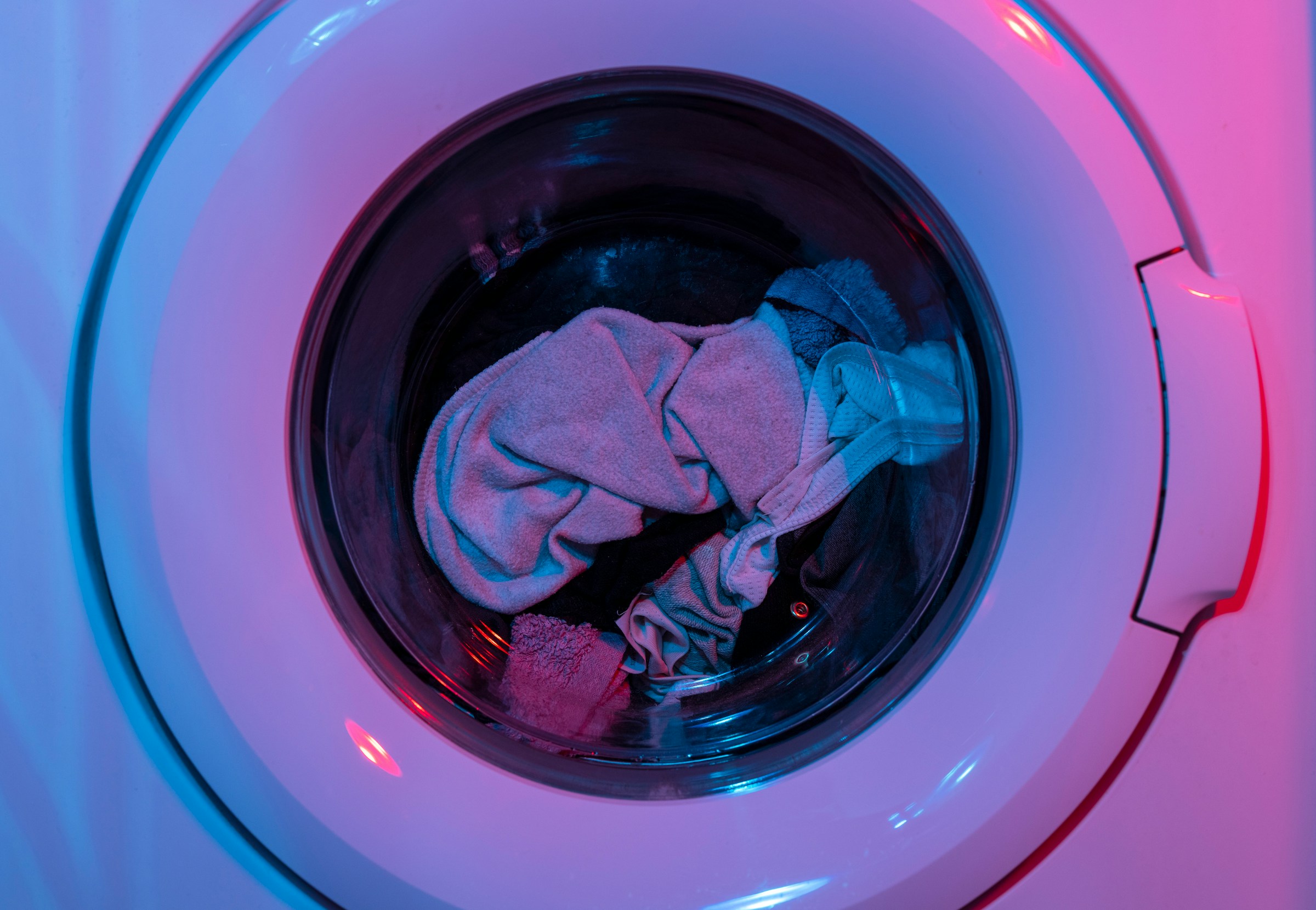 Des vêtements dans une machine à laver | Source : Unsplash