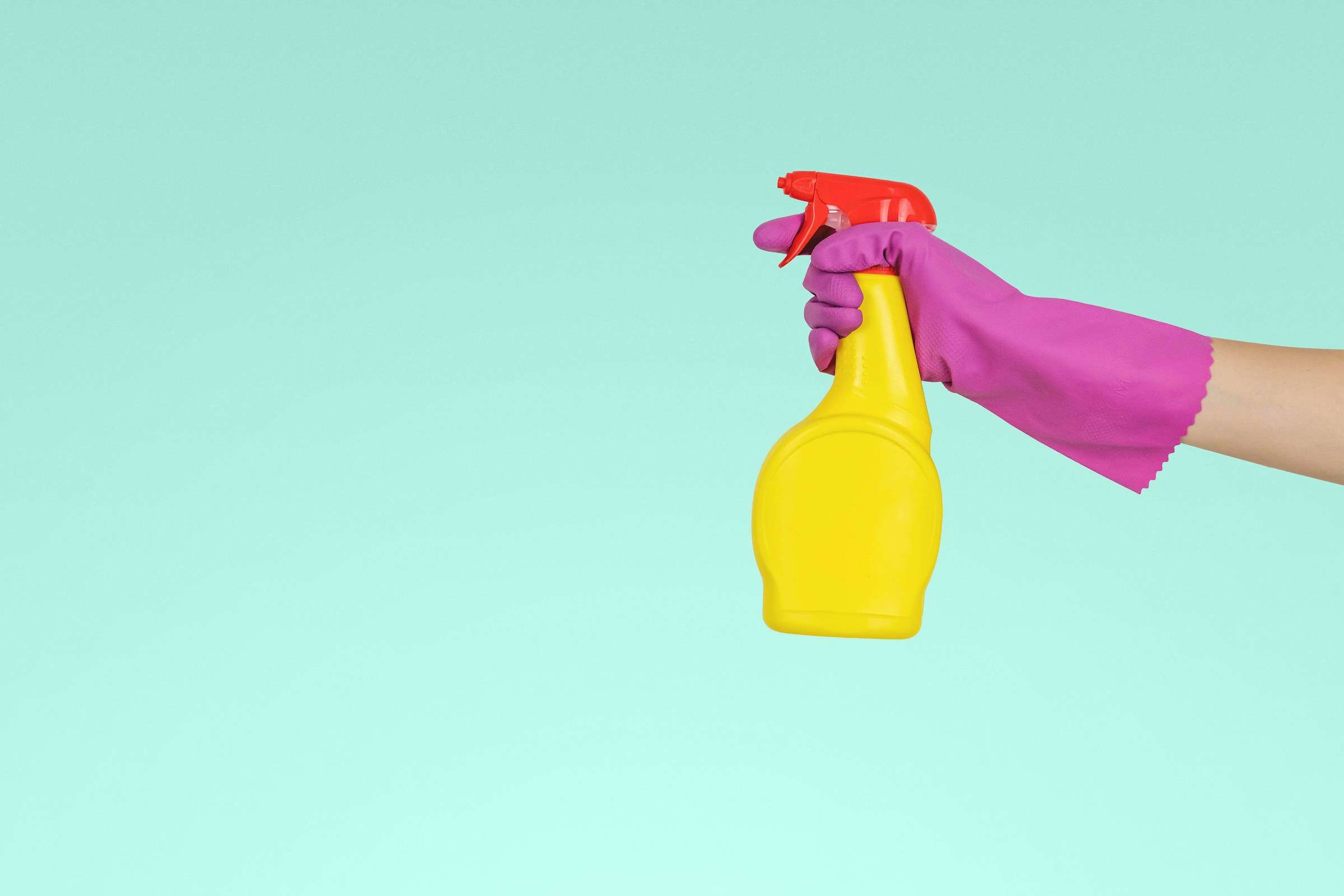 Une personne tenant un vaporisateur jaune | Source : Unsplash