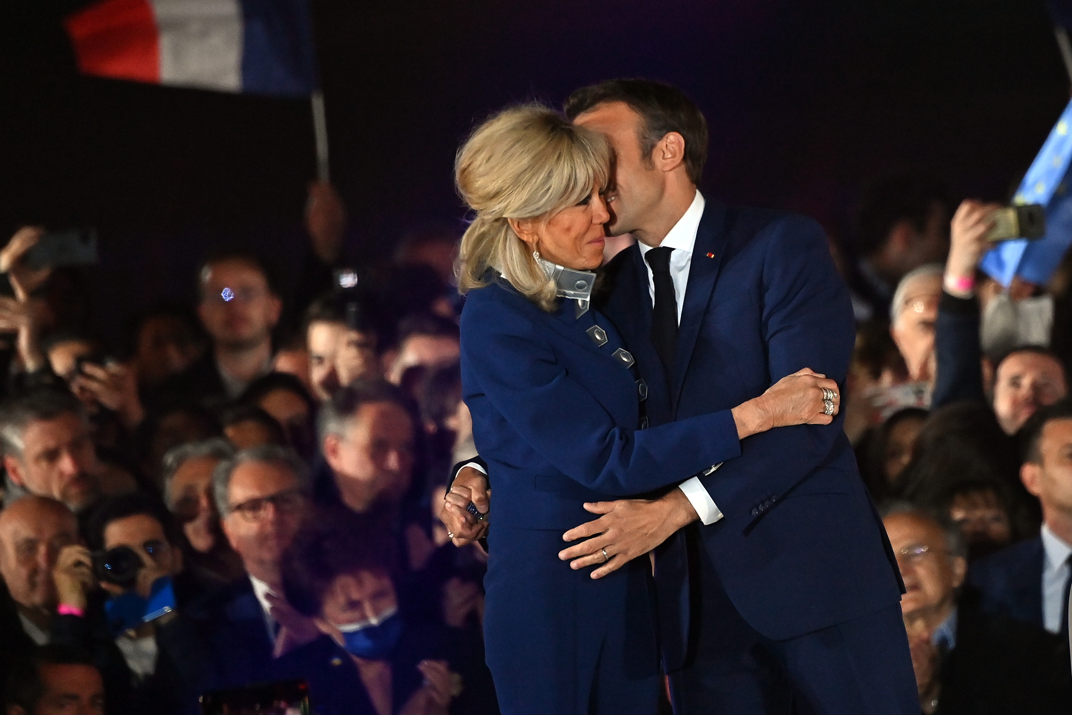 Brigitte et Emmanuel vus ensemble à Paris le 24 avril 2022 - le jour où il a assuré sa réélection pour un second mandat de président. Leurs apparitions publiques attirent souvent un regain d'attention sur leur histoire personnelle longtemps discutée, qui est restée un sujet d'examen médiatique depuis son ascension en politique.