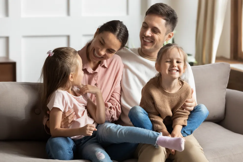 L'homme a sacrifié son temps libre et une partie de son salaire pour élever ses beaux-enfants. | Source : Shutterstock