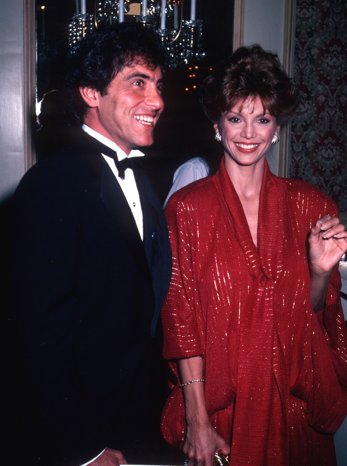 Harry Glassman et Victoria Principal lors de la remise de la bourse d'études Tom Bradley, le 18 mai 1983, à Beverly Hills, en Californie. | Source : Getty Images