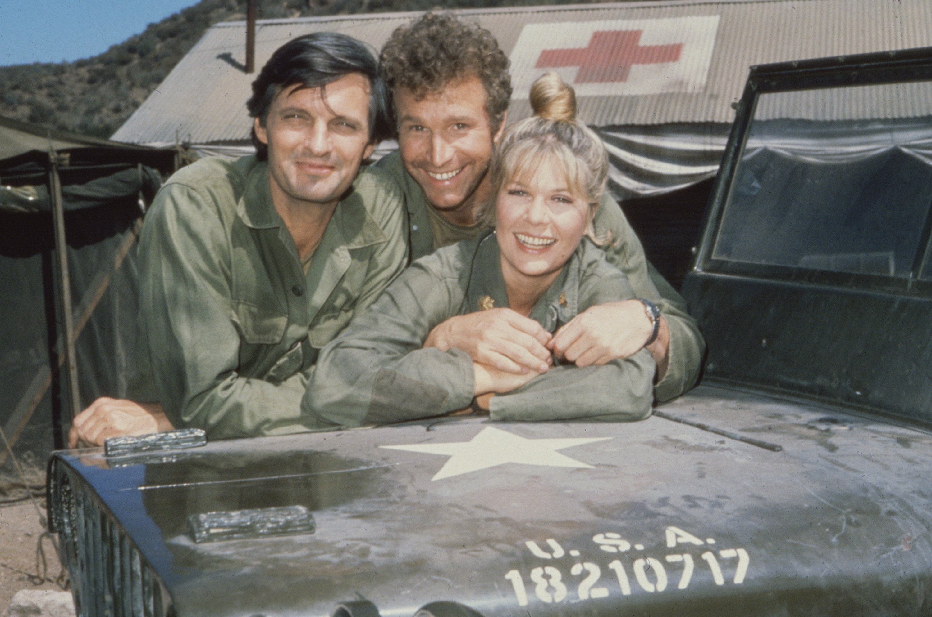 Les acteurs américains Alan Alda, dans le rôle du capitaine Benjamin Hawkeye Pierce, Wayne Rogers, dans le rôle du capitaine Trapper John McIntyre, et Loretta Swit, dans le rôle du major Margaret Houlihan, dans la série télévisée 'MASH', Californie, 1972 | Source : Getty Images