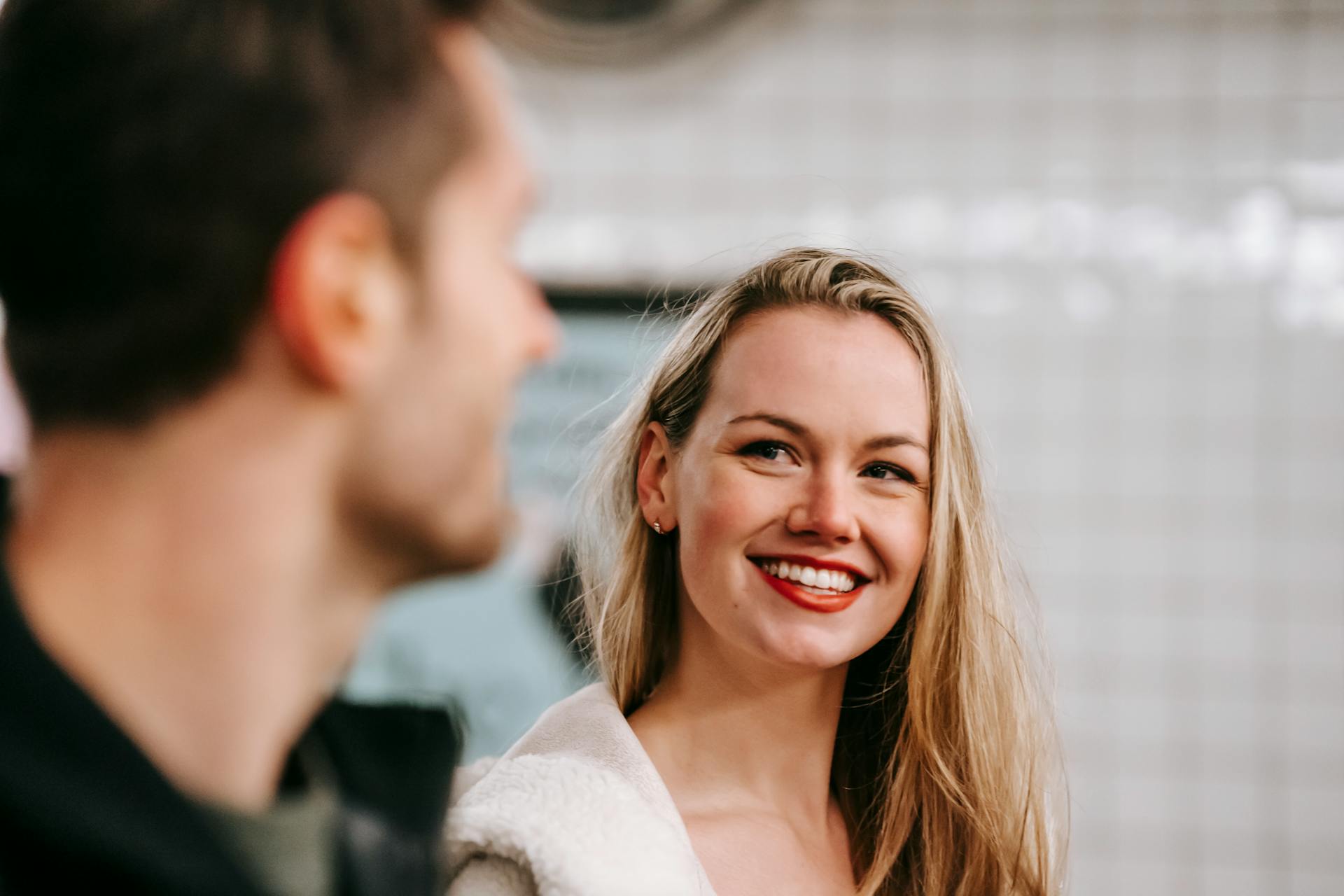 Une femme qui regarde son petit ami | Source : Pexels