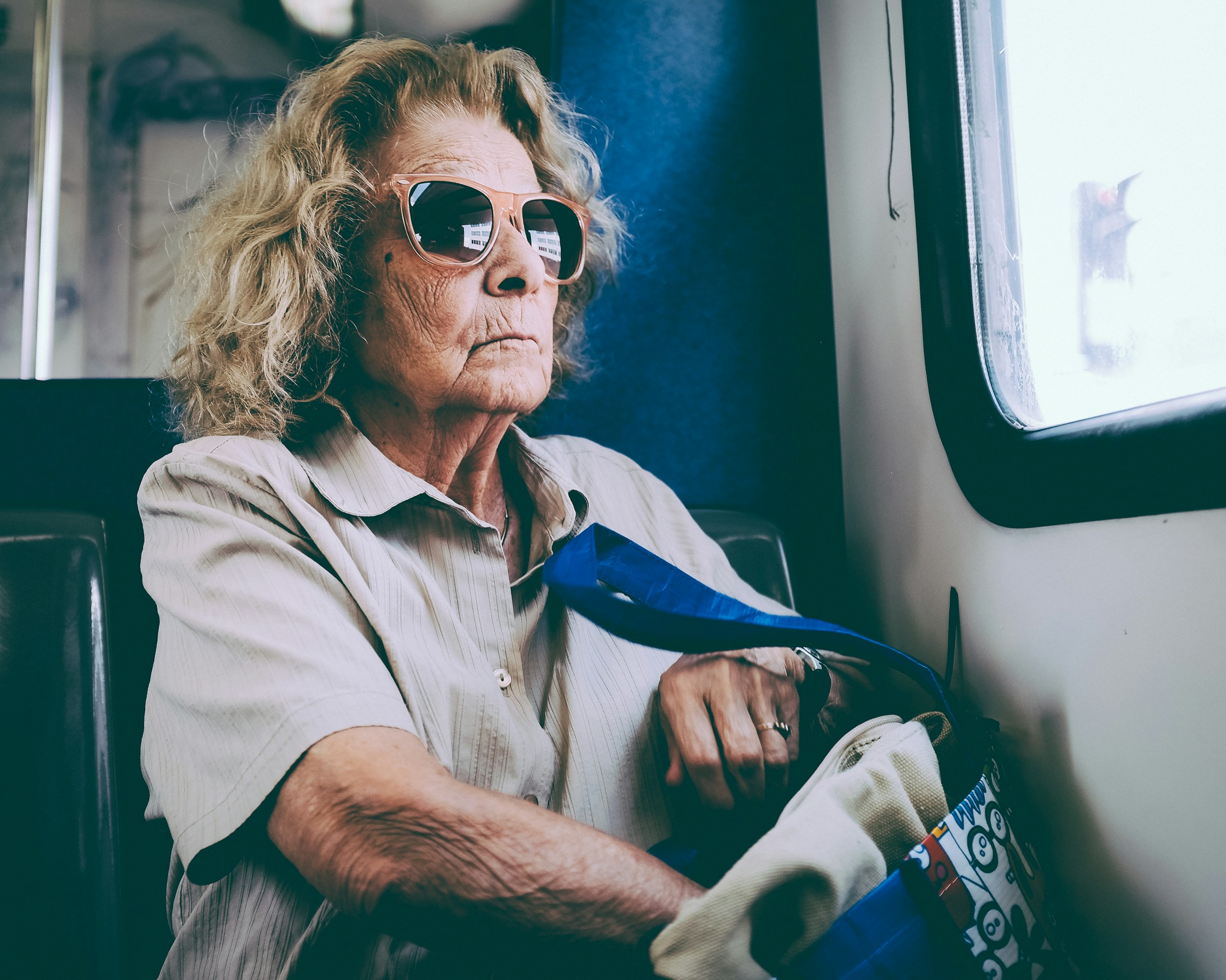 Une femme âgée voyageant dans un bus | Source : Unsplash