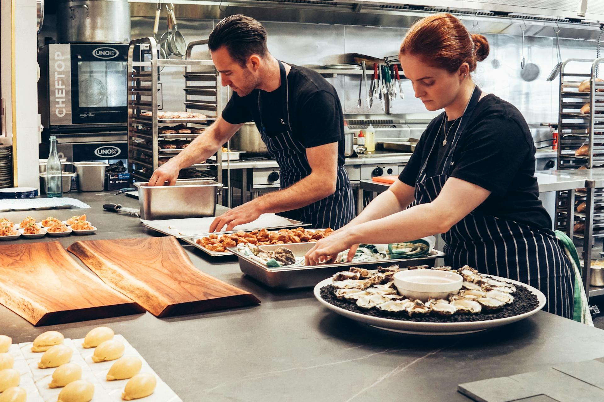 Personnel de cuisine préparant des plats | Source : Pexels