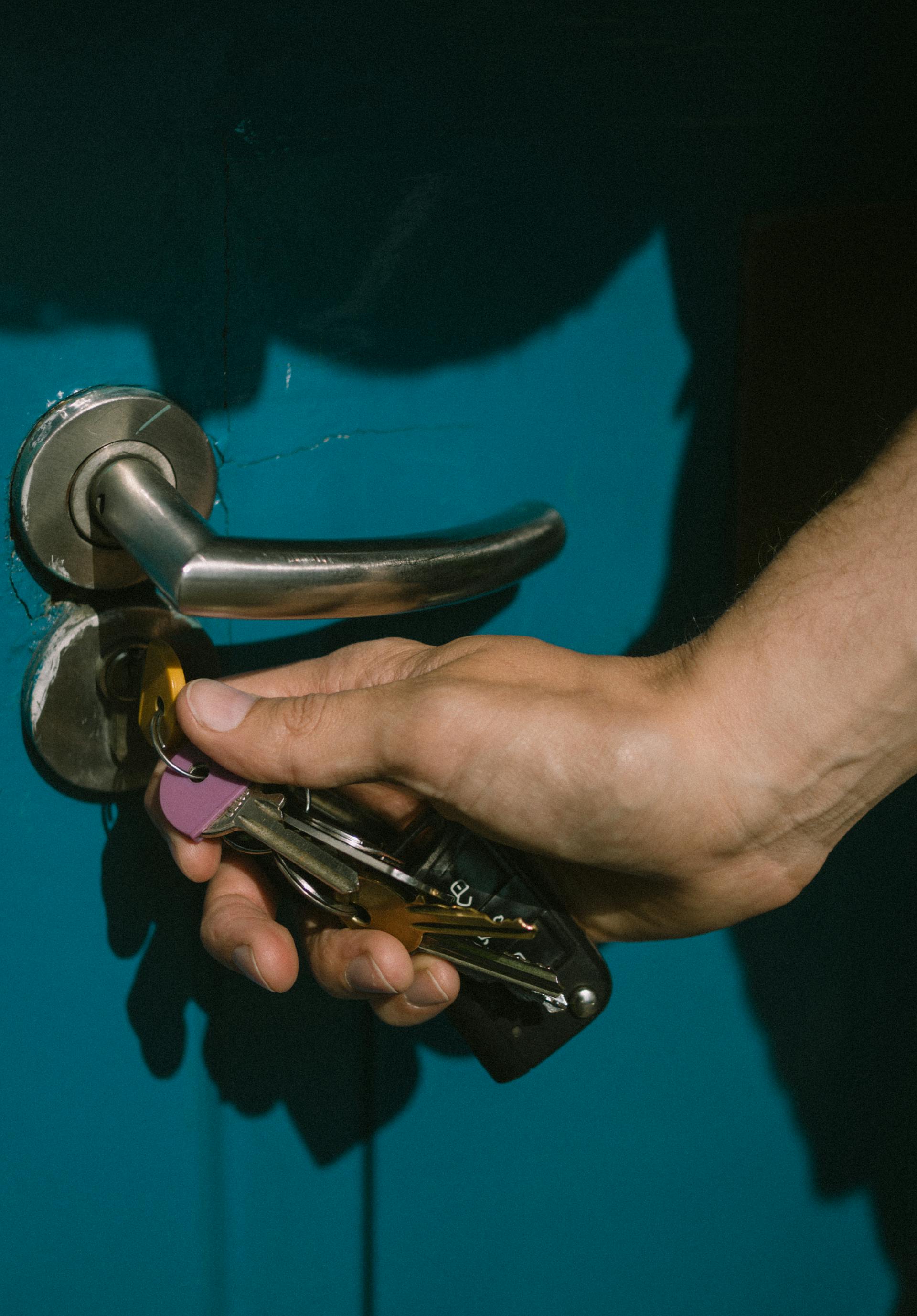 Un jeune homme déverrouillant la porte. | Source : Pexels