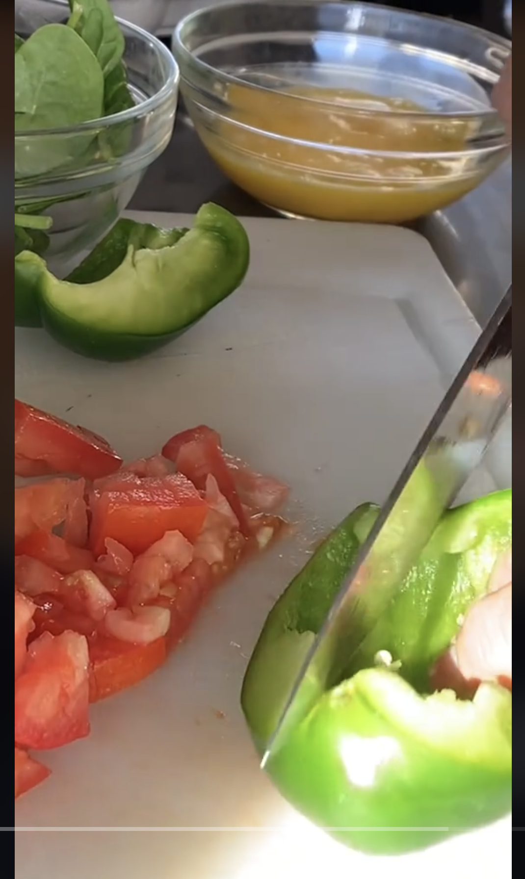 Une personne coupe des légumes sur une planche à découper, comme on peut le voir dans une vidéo datée du 22 septembre 2023 | Source : TikTok/@consumerreports