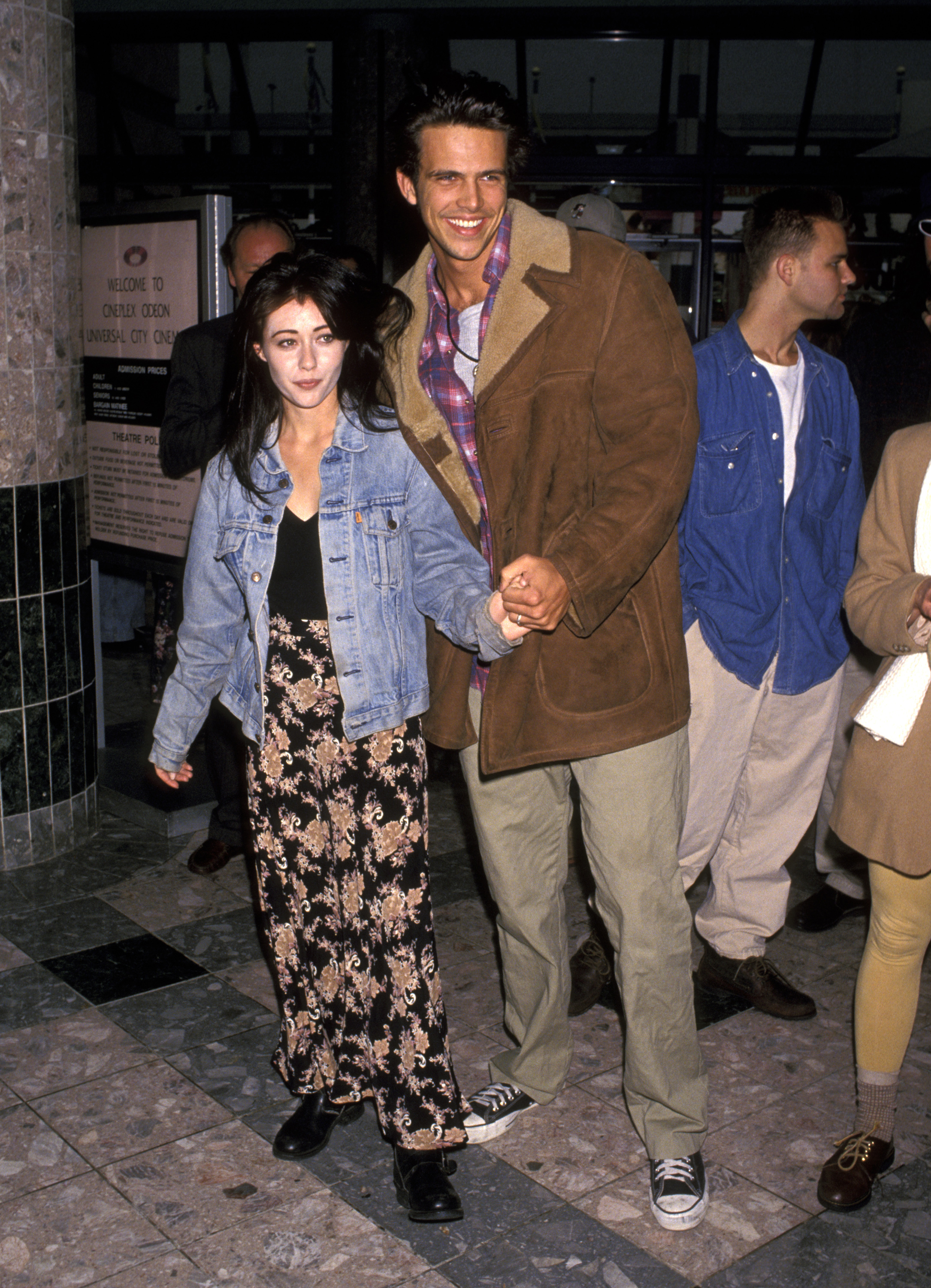 Shannen Doherty et Ashley Hamilton lors de la projection universelle de "Beethoven 2" en 1993. | Source : Getty Images