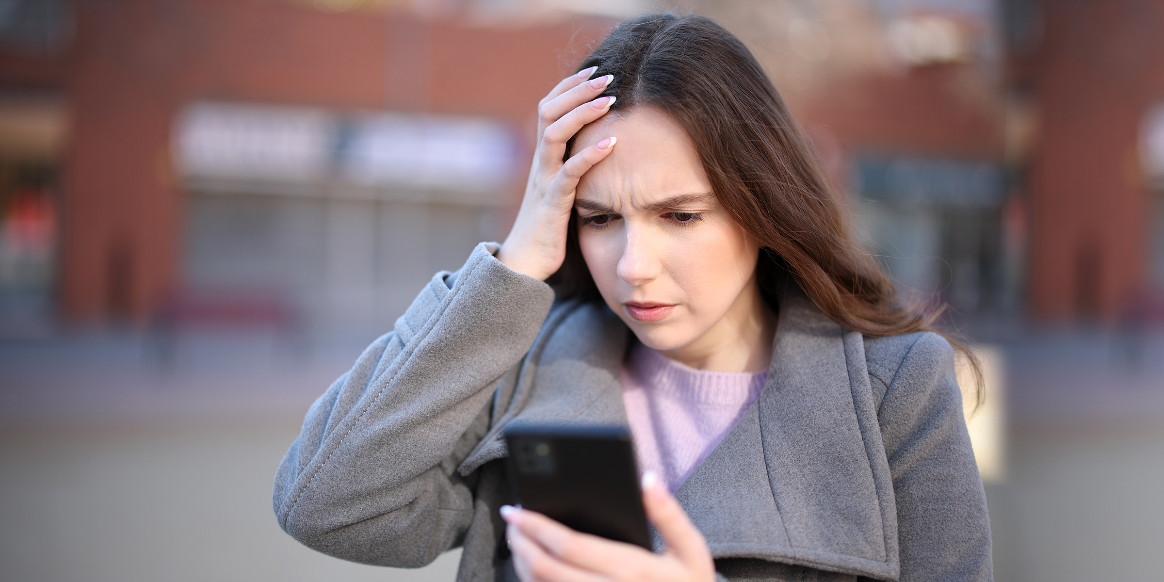 Une femme choquée qui regarde son téléphone | Source : Shutterstock