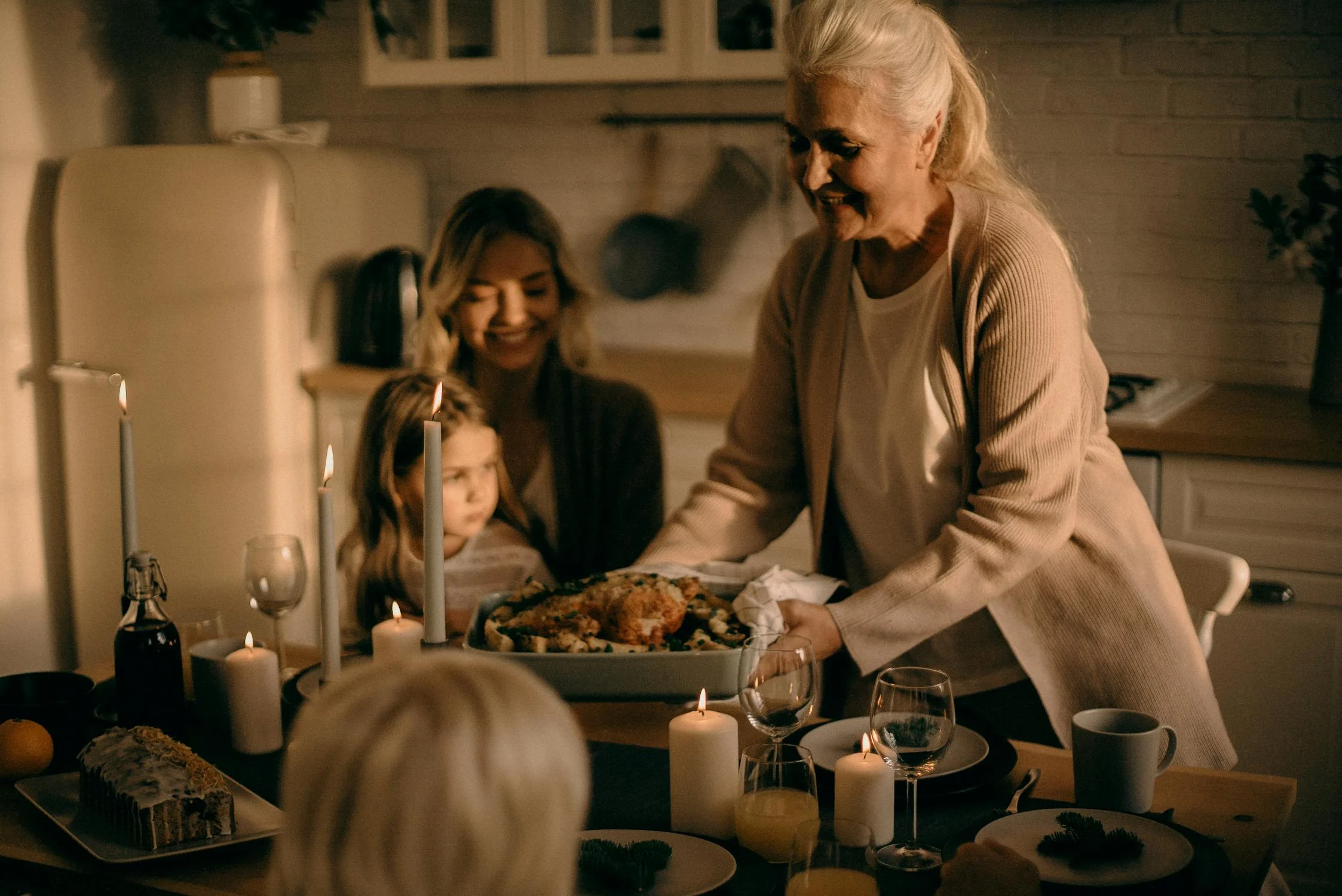 Une femme qui met de la dinde sur la table | Source : Pexels