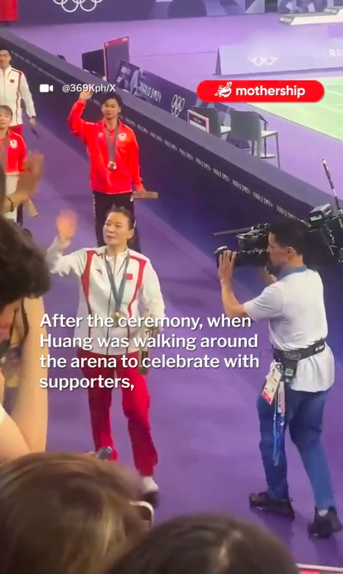 Huang Ya Qiong saluant les fans pendant les Jeux olympiques de Paris, posté le 3 août 2024 | Source : TikTok/mothershipsg