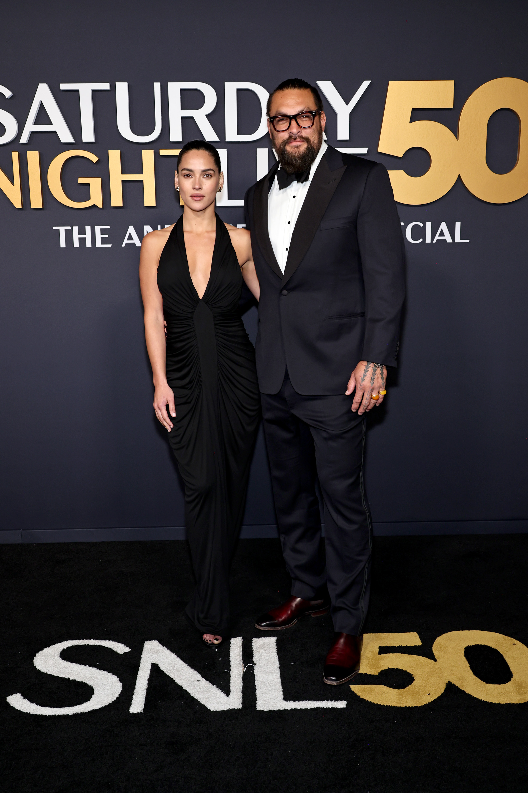 Adria Arjona et Jason Momoa sont photographiés au "SNL50 : The Anniversary Special" | Source : Getty Images