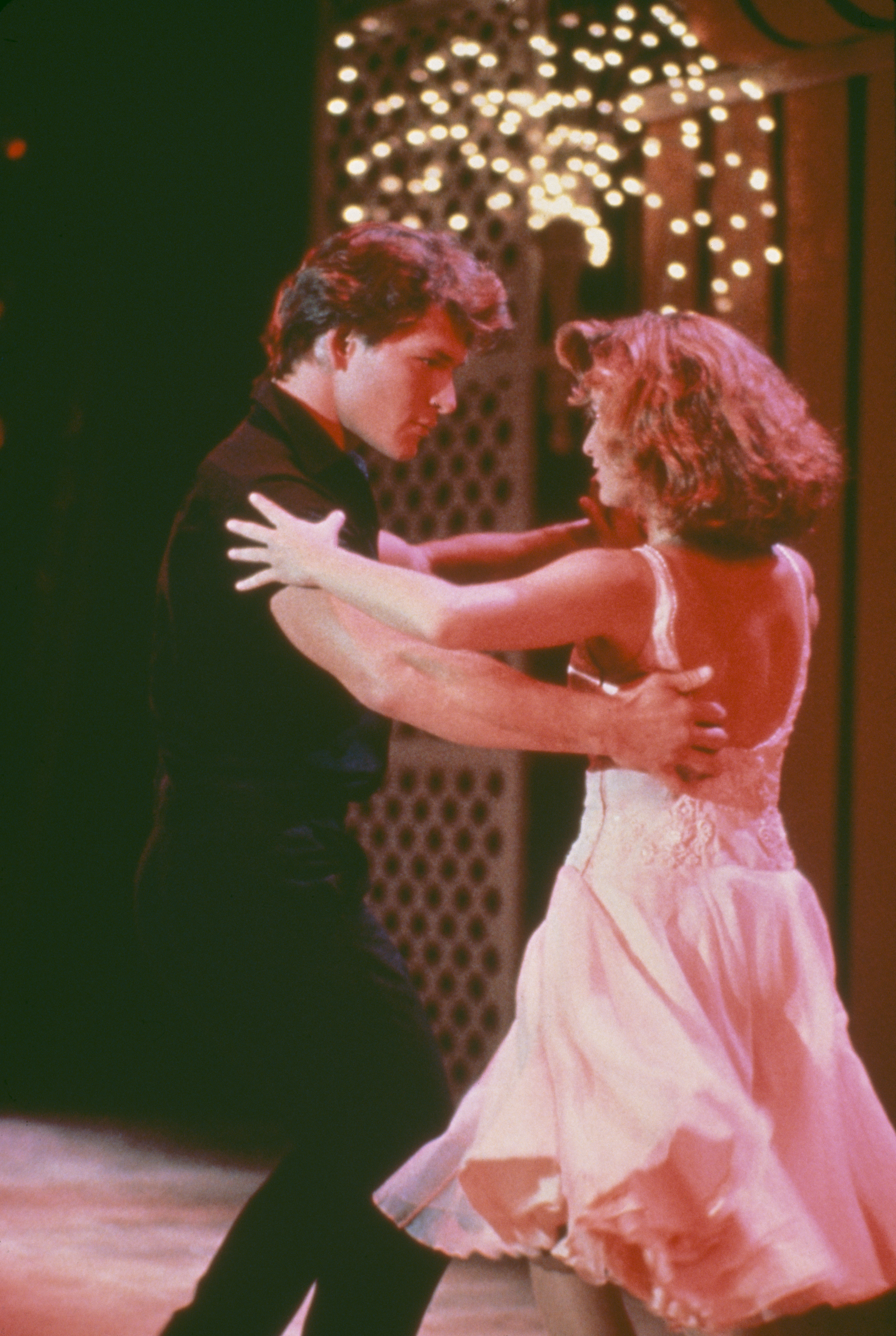 Patrick Swayze et Jennifer Grey sur le plateau de tournage de "Dirty Dancing", 1987. | Source : Getty Images