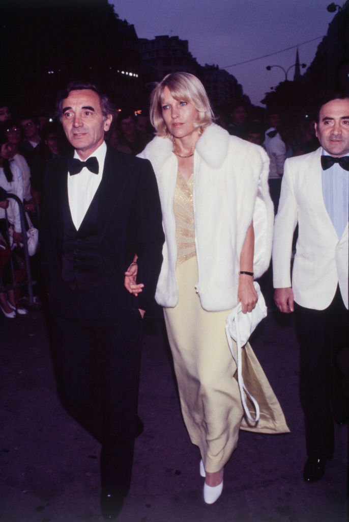 Charles Aznavour et sa femme Ulla arrivant au Lido pour assister au show de Sammy Davis, à Paris, France, le 2 juillet 1981. | Photo : Getty Images