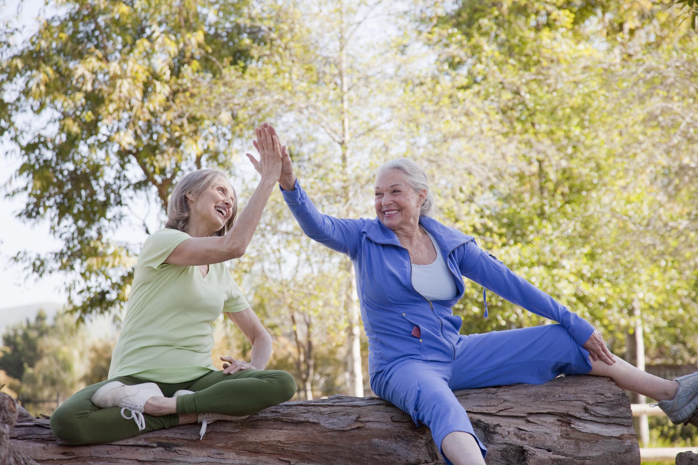 Deux femmes se tapent la main | Source : Getty Images