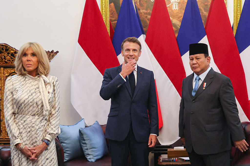 Le président indonésien Prabowo Subianto (à droite) reçoit le président français Emmanuel Macron (au centre) et son épouse Brigitte Macron au palais Merdeka à Jakarta, le 28 mai 2025.
