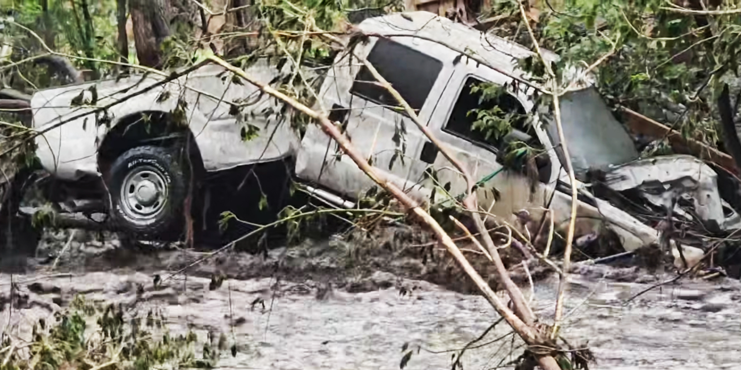 Une voiture détruite par les inondations | Facebook/jesus.figueroa.634937