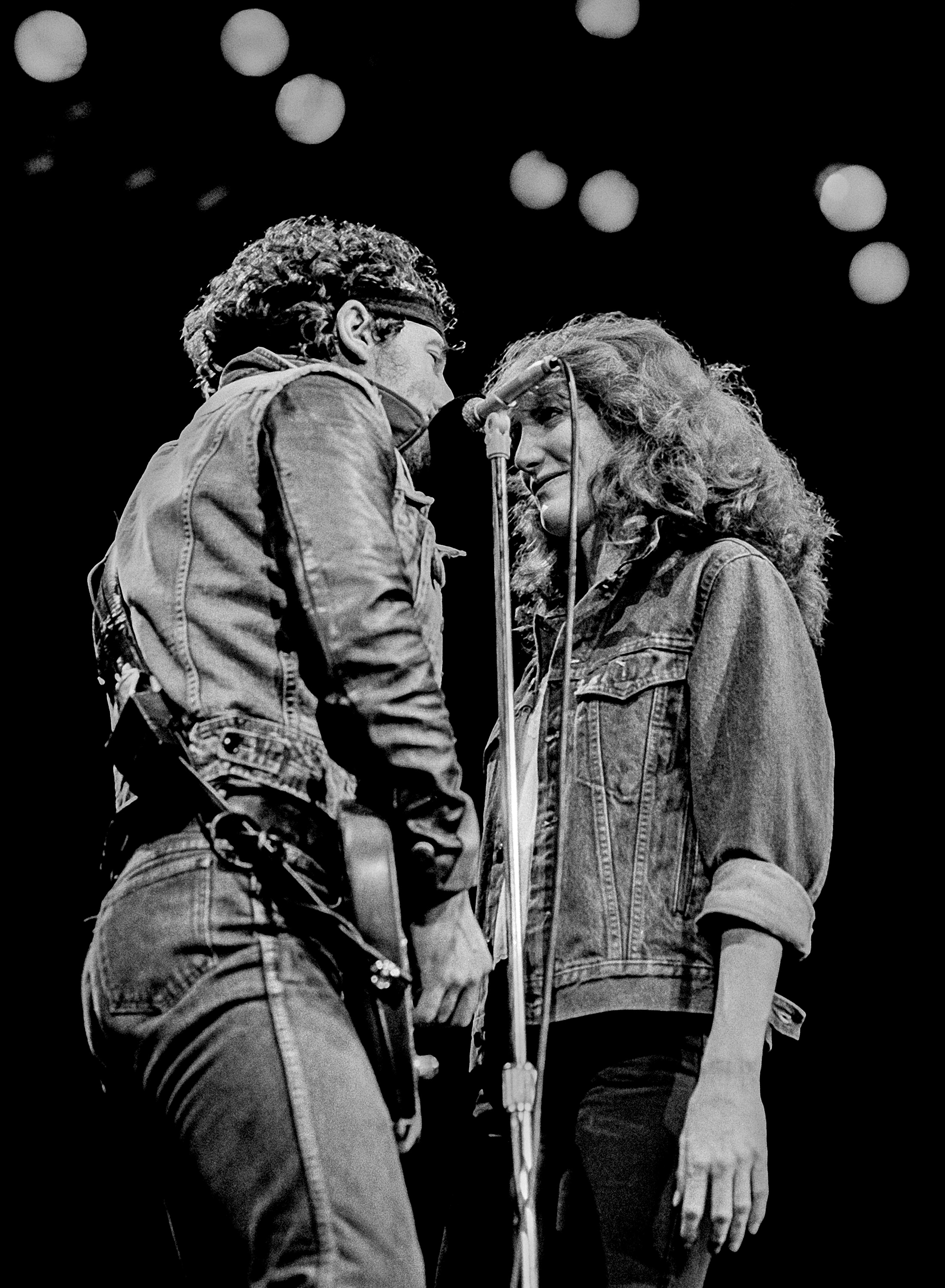 Bruce Springsteen et Patti Scialfa lors de leur tournée Born in the USA Tour, le 25 octobre 1984, à Los Angeles, Californie | Source : Getty Images