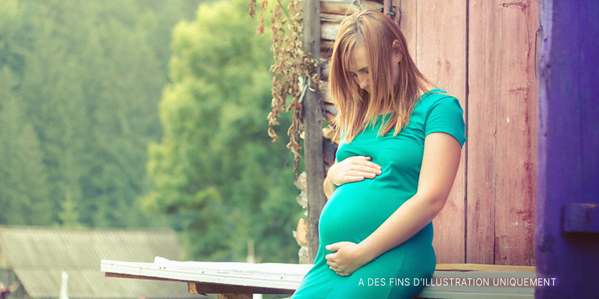 Une femme enceinte tenant son ventre | Source : flickr.com/ (CC BY 2.0) by Juanedc