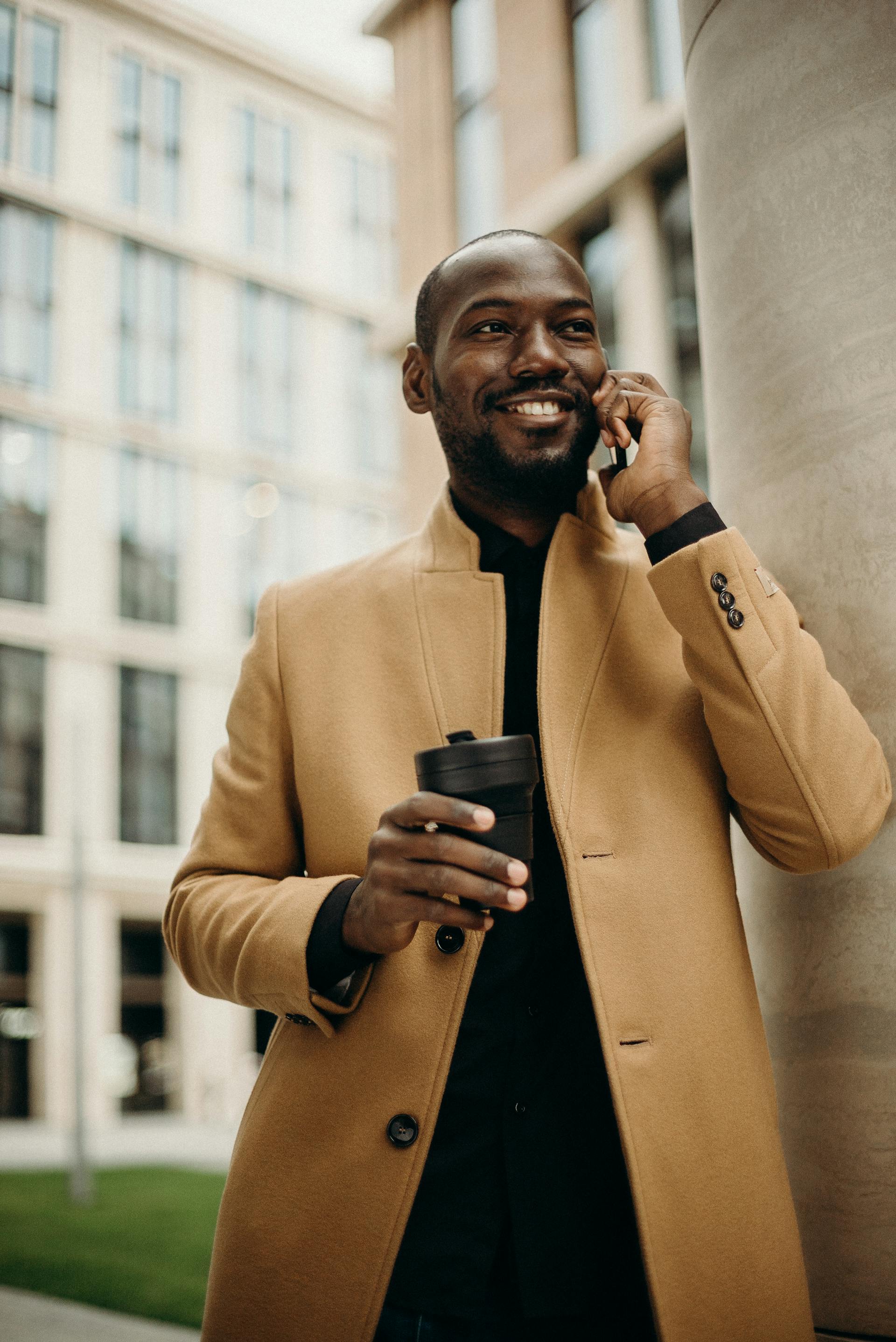 Un homme heureux qui parle au téléphone | Source : Pexels