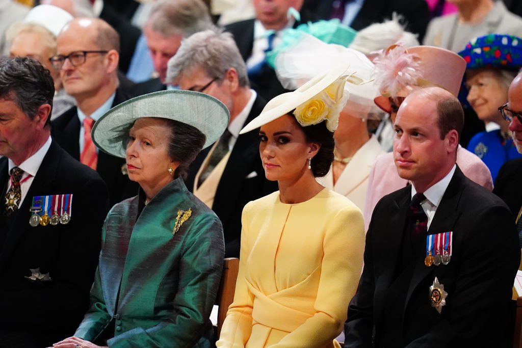 La princesse royale, Kate, duchesse de Cambridge et le prince William, duc de Cambridge assistent au service national de Thanksgiving pour célébrer le jubilé de platine de Sa Majesté la reine à la cathédrale Saint-Paul le 3 juin 2022 à Londres, en Angleterre. І Source : Getty Images