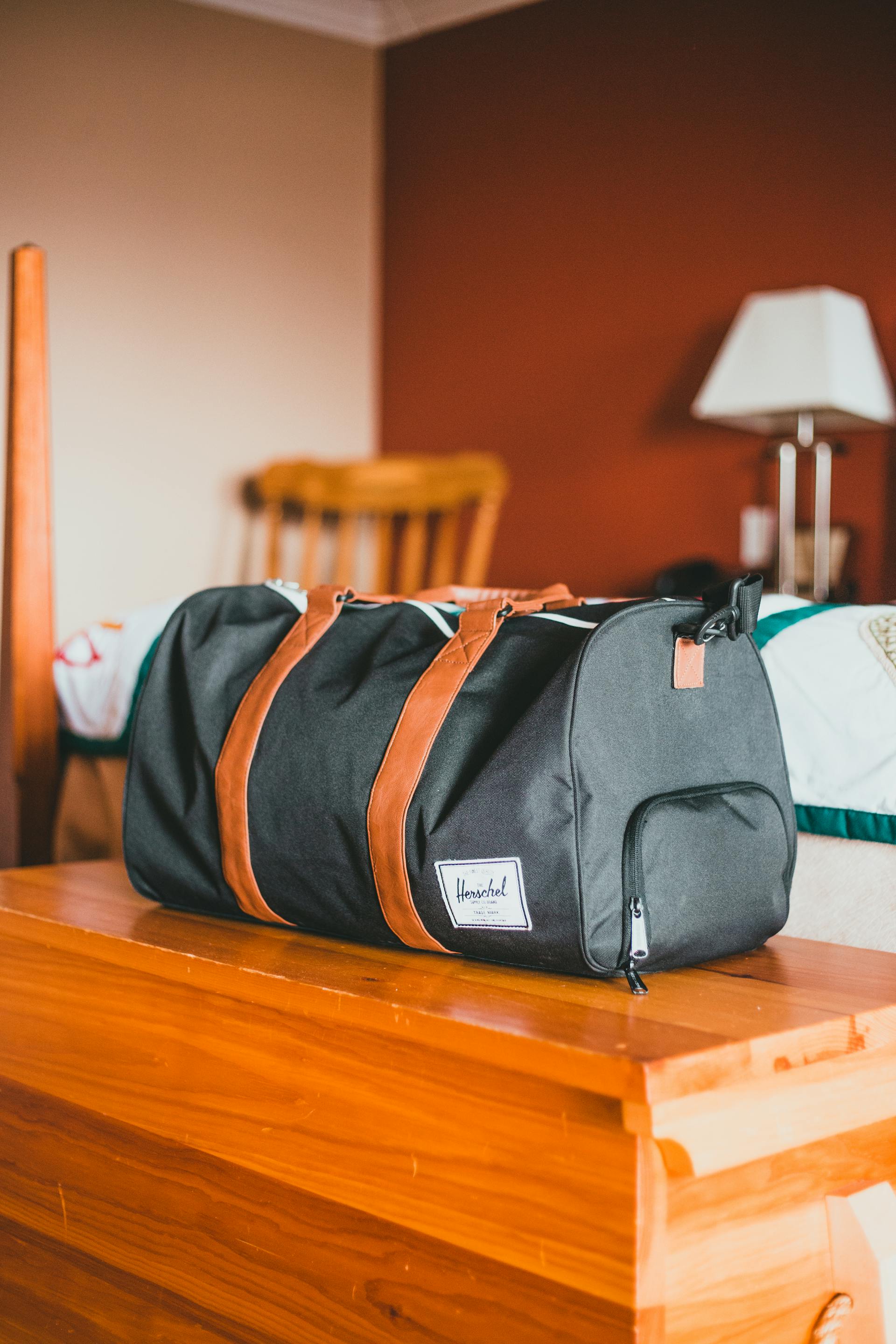 Un sac de voyage posé sur une table basse | Source : Pexels