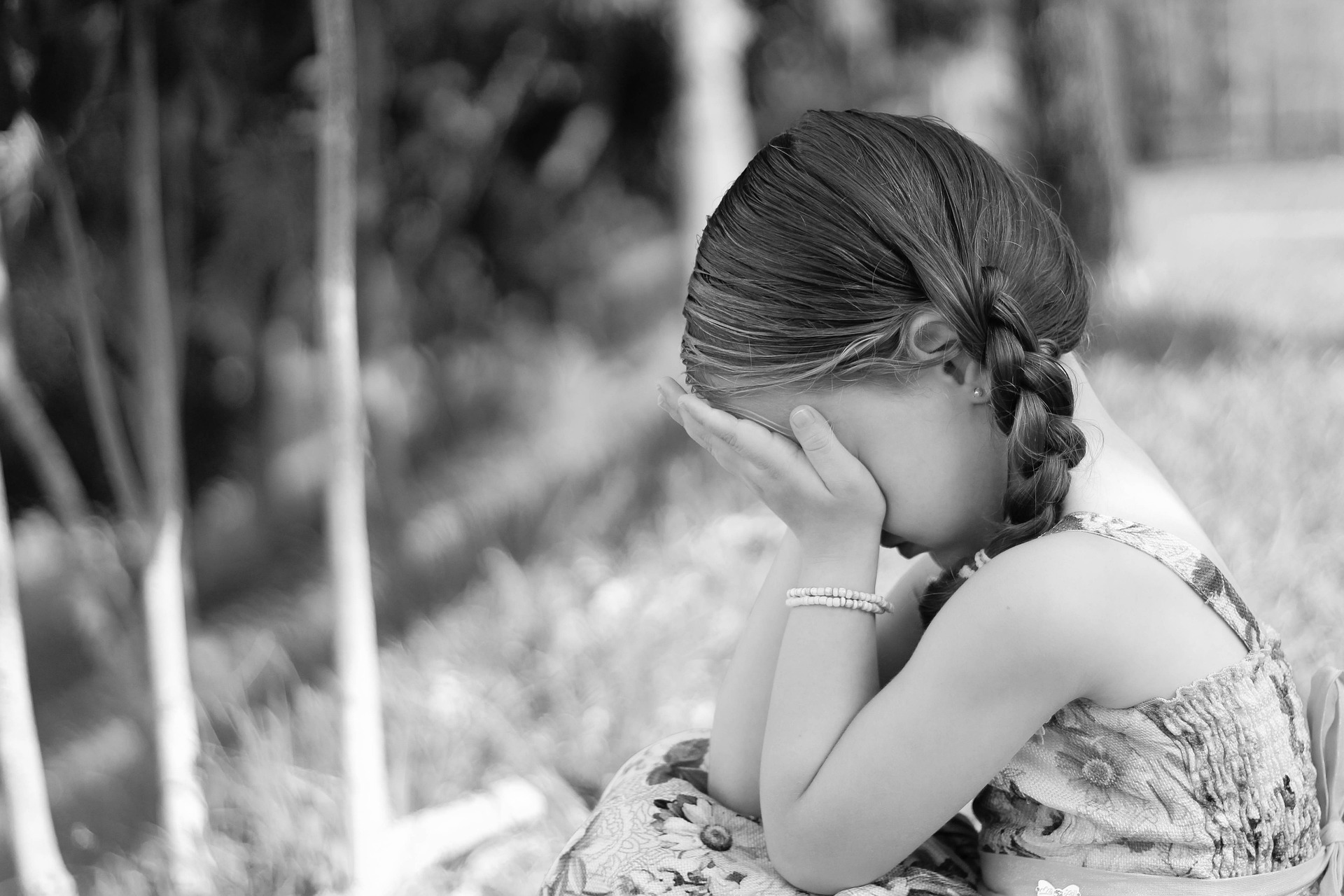 Une photo en niveaux de gris d'une petite fille qui pleure | Source : Pixabay