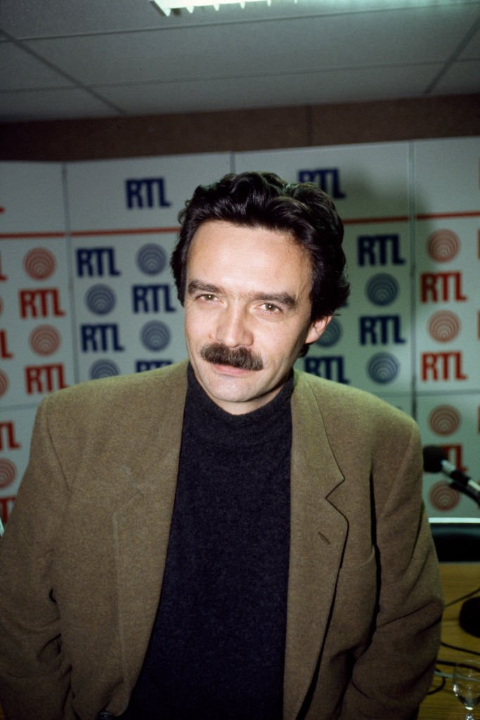 Portrait du journaliste politique Edwy Plenel dans les studios de RTL en 1992. | Photo : Getty Images