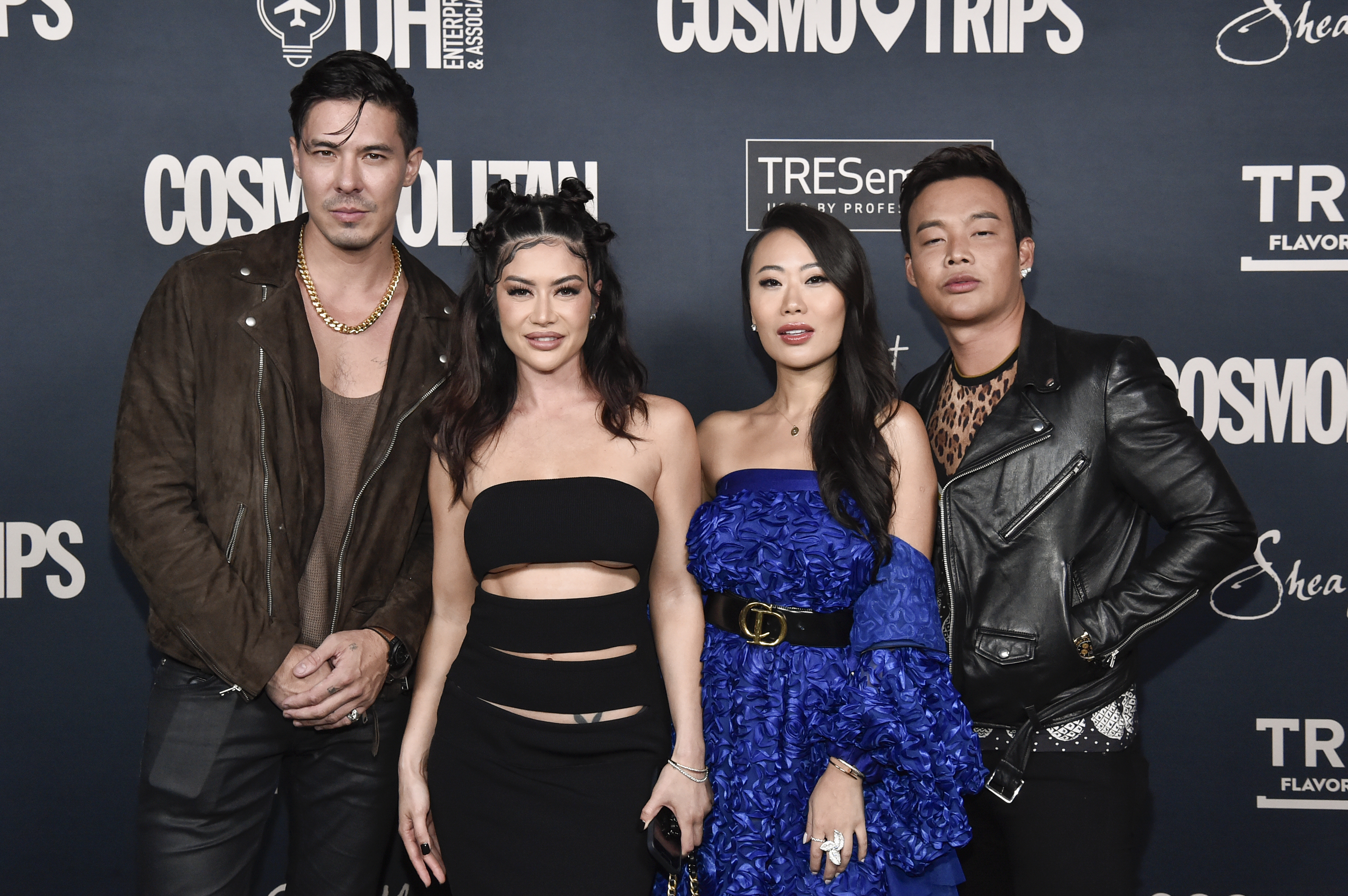 Lewis Tan et Kim Lee, avec Kelly Mi Li et Kane Lim lors de la célébration de Cosmopolitan pour le lancement de CosmoTrips et Fêtes au Skybar en septembre 2022, à West Hollywood. | Source : Getty Images
