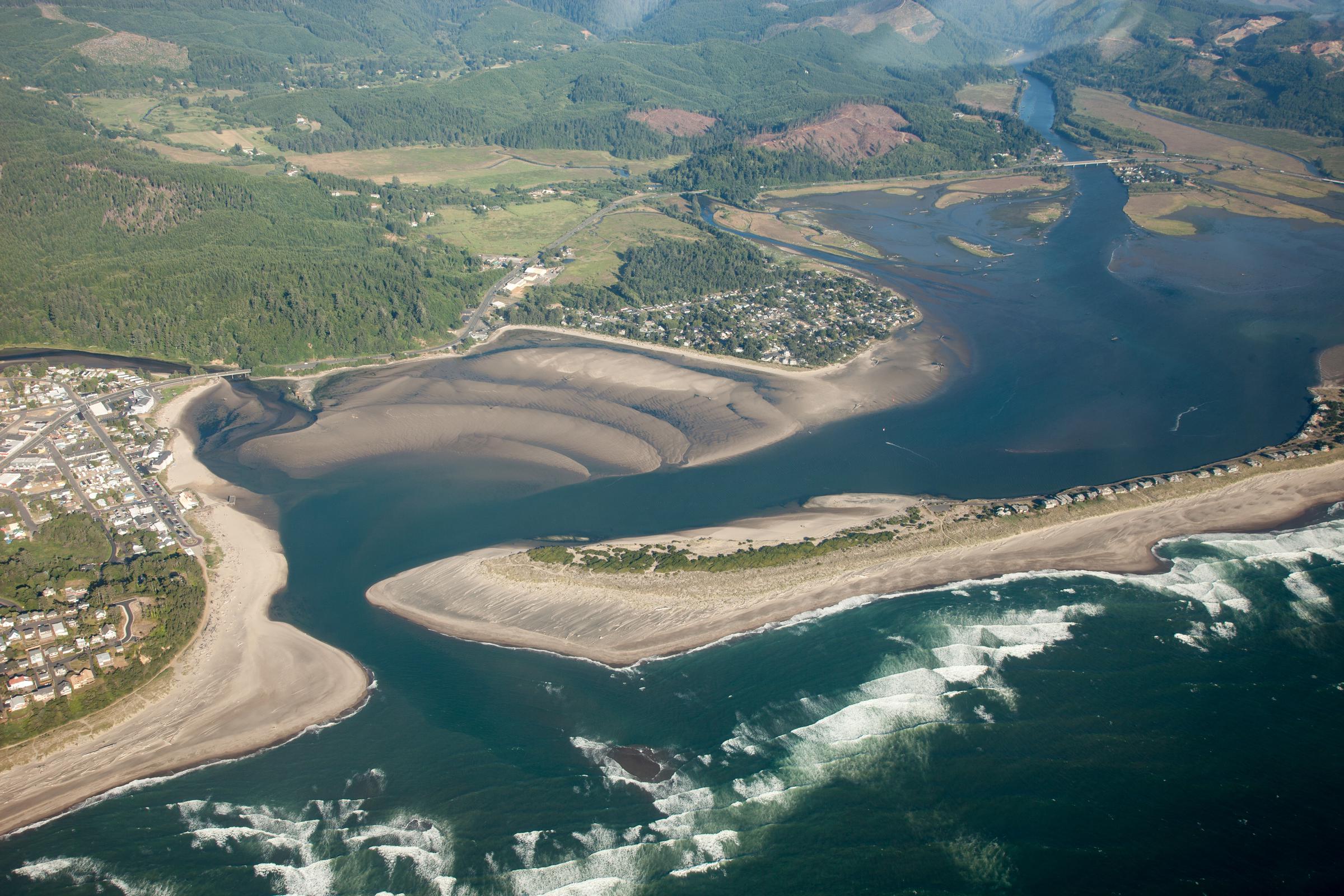 Vue aérienne des reliefs et des dunes de l'estuaire de la baie de Siletz, Oregon, avec la rivière Siletz en arrière-plan, le 23 juillet 2010 | Source : Getty Images