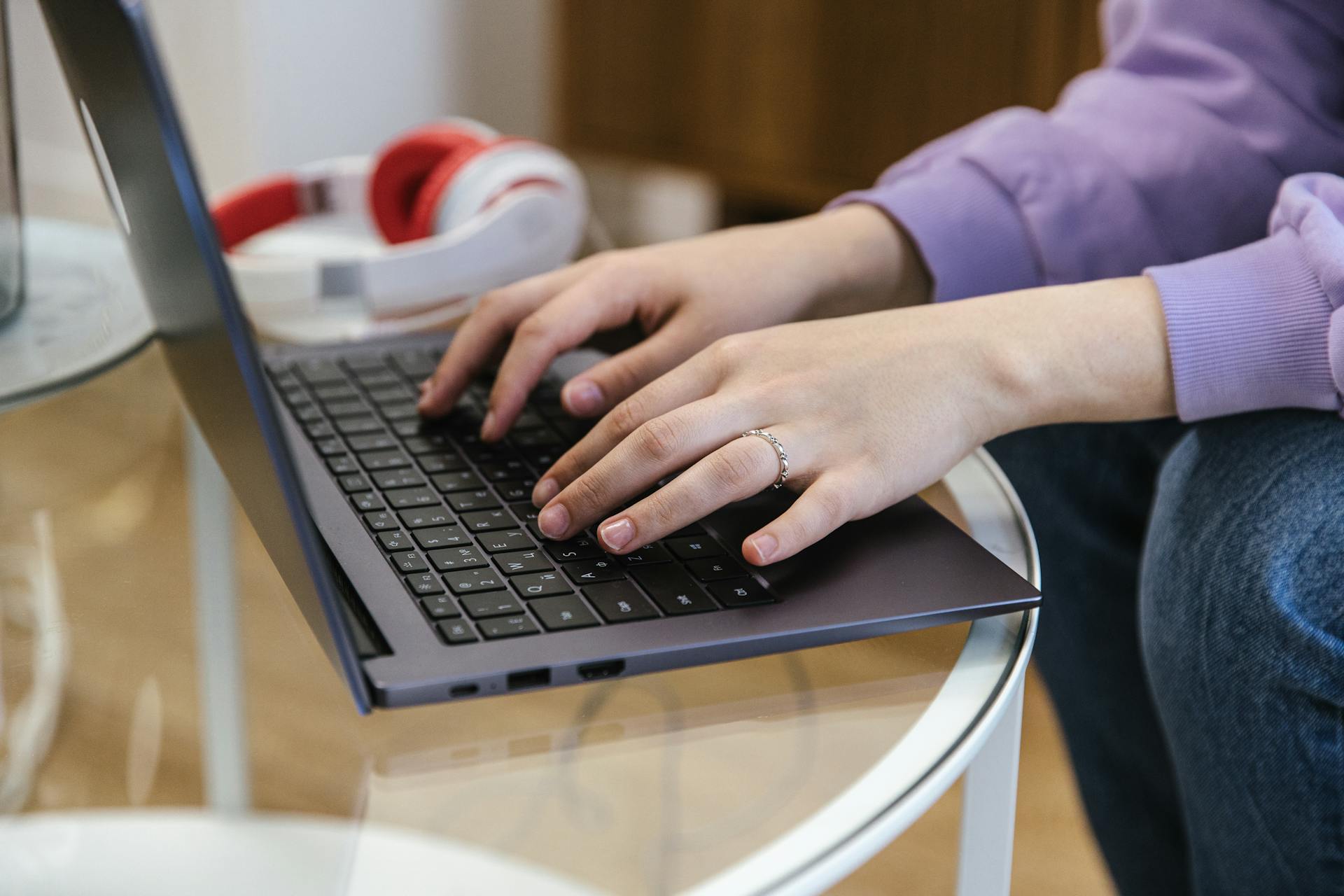 A woman using her laptop | Source: Pexels