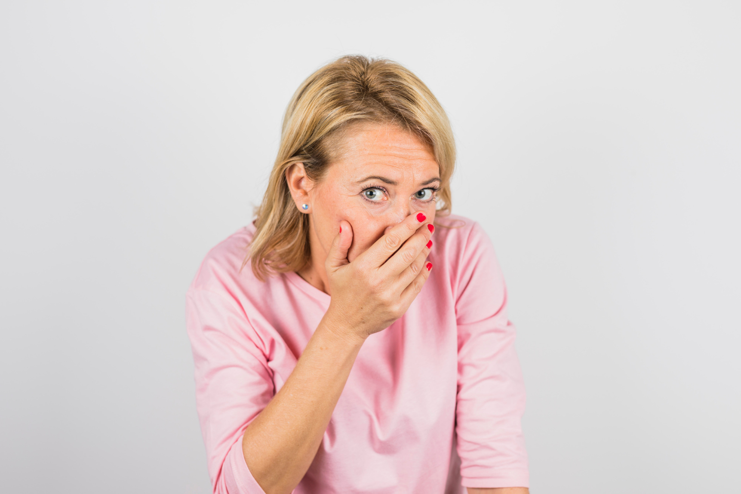 Une femme âgée stupéfaite et embarrassée | Source : Freepik