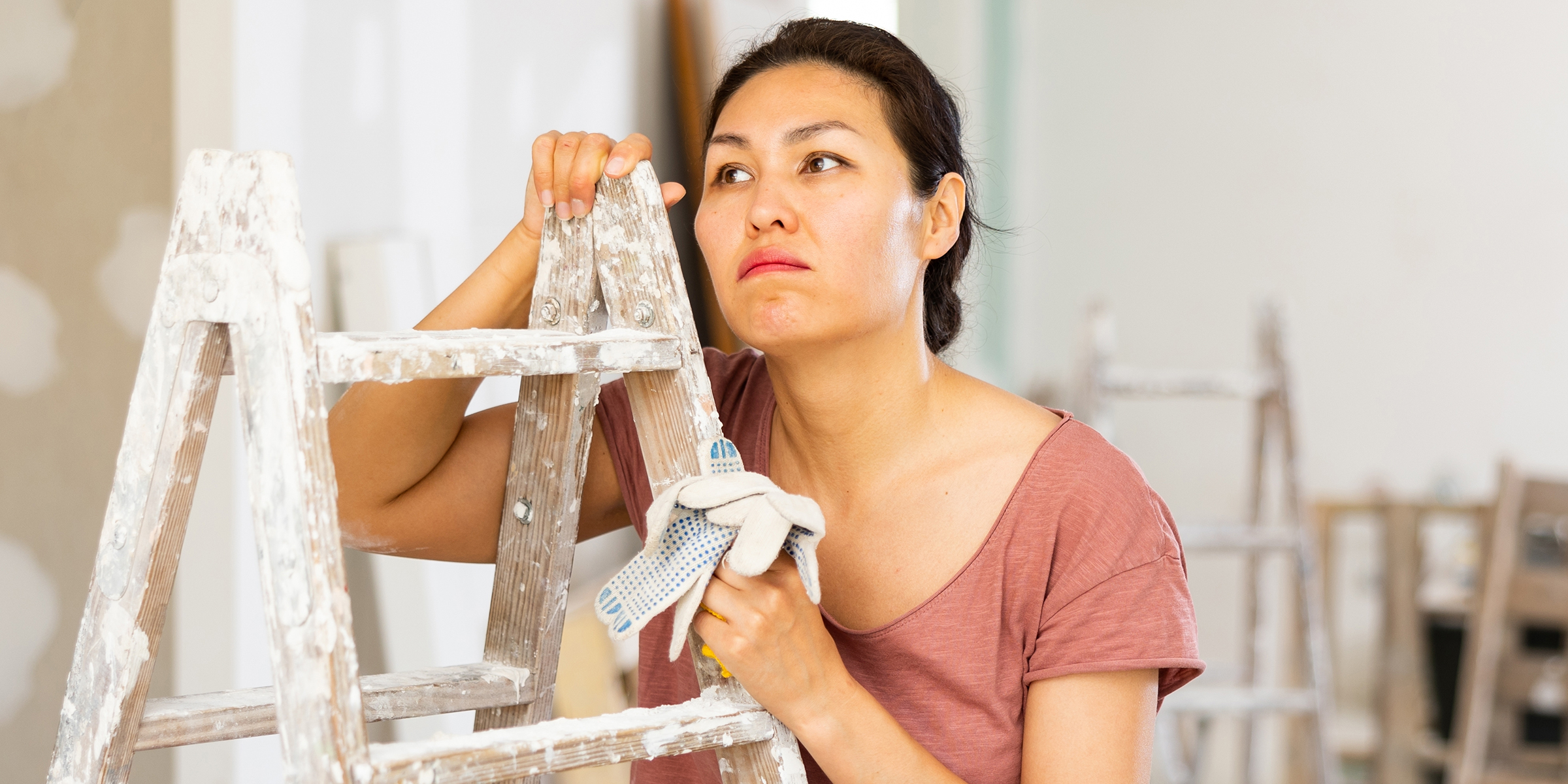 Une femme tenant une échelle | Source : Shutterstock