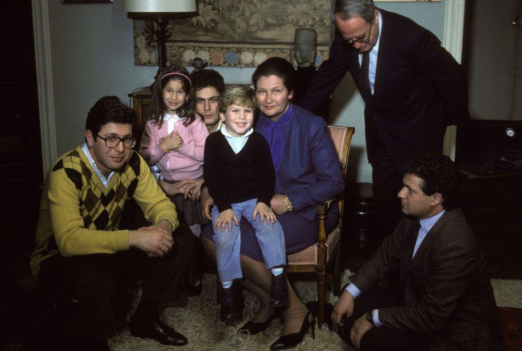 Simone Veil en famille avec son époux Antoine Veil, leurs trois fils et leurs petits-enfants en avril 1984 à Paris, France. | Photo : Getty Images