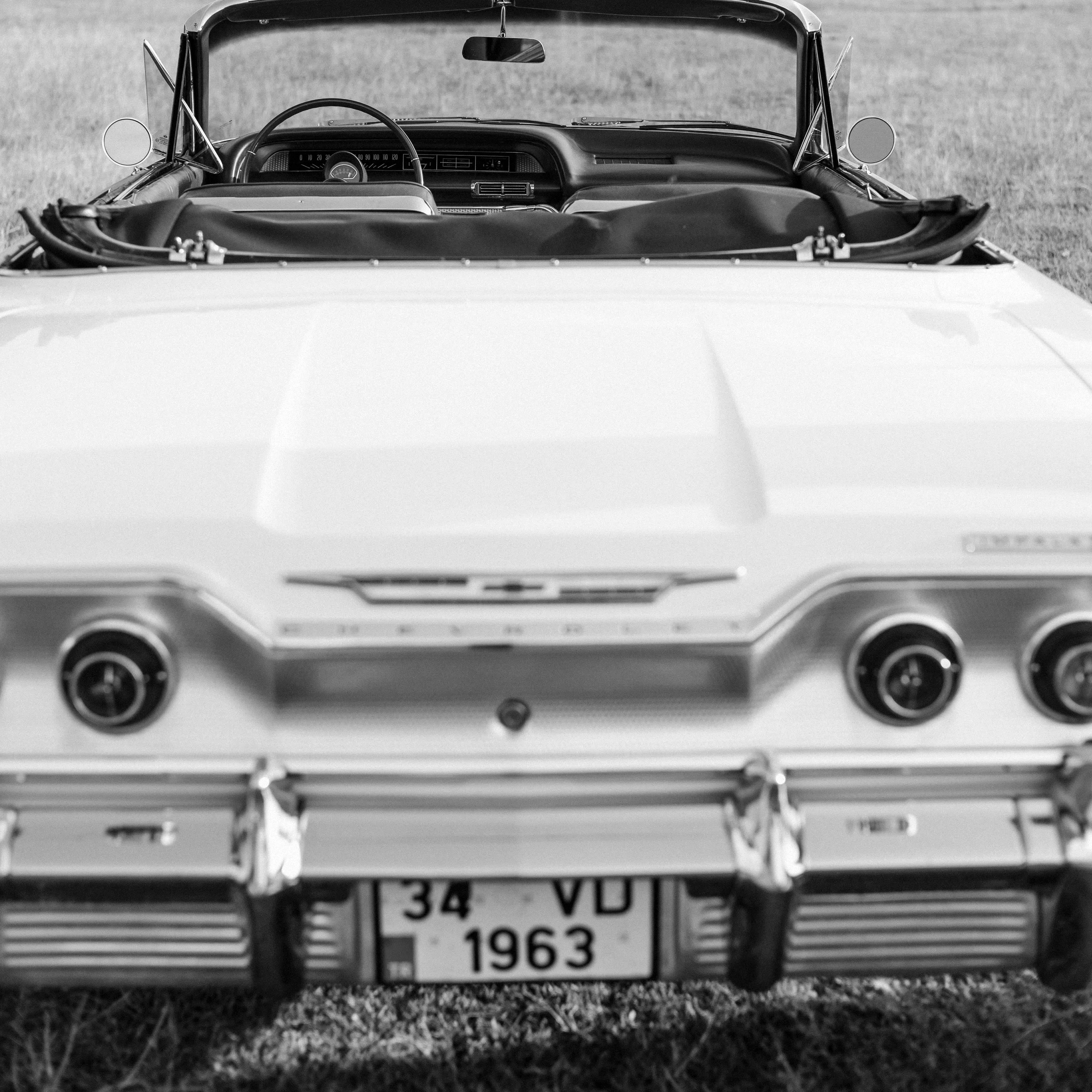 Vue arrière d'une Chevy Impala | Source : Pexels