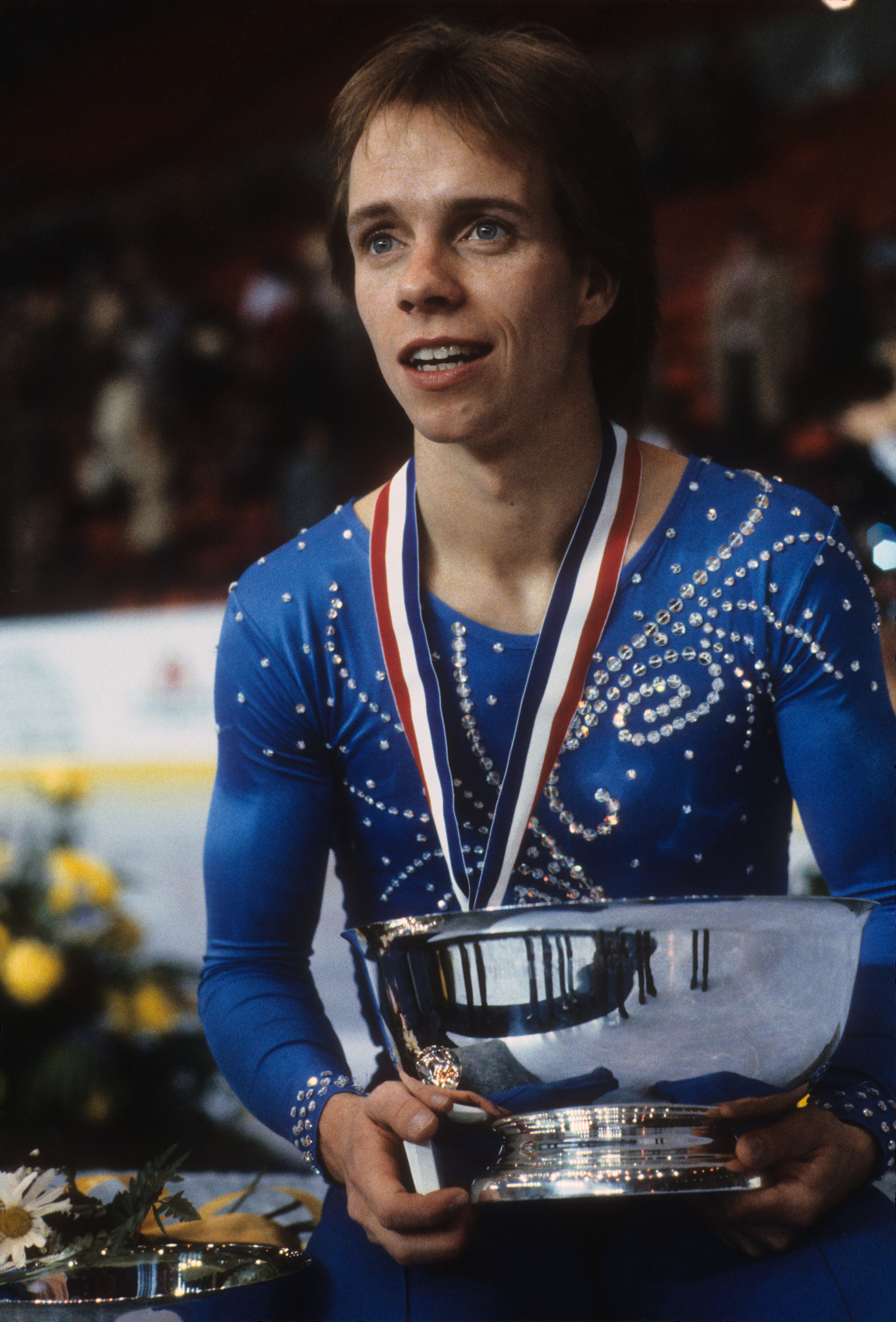 Scott Hamilton après avoir remporté la compétition en simple homme au Pittsburgh Civic Arena le 4 février 1983 | Source : Getty Images