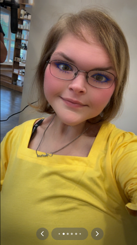 Tammy Slaton prend un selfie avec le sourire alors qu'elle porte un chemisier jaune et des lunettes, à partir d'un post vidéo daté du 21 juillet 2025 | Source : TikTok/tammy.l.slaton