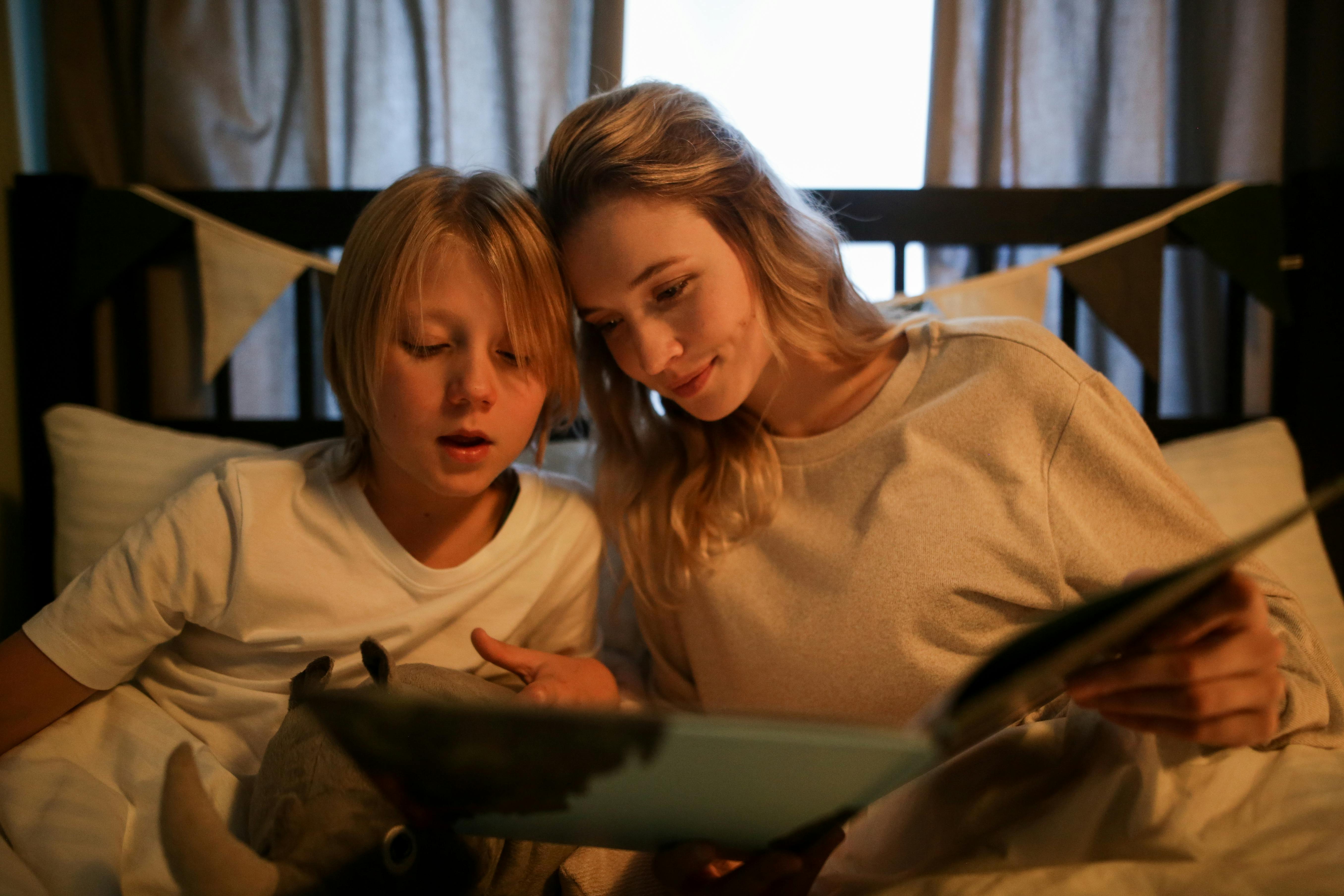 Une mère et son fils lisant un livre | Source : Pexels