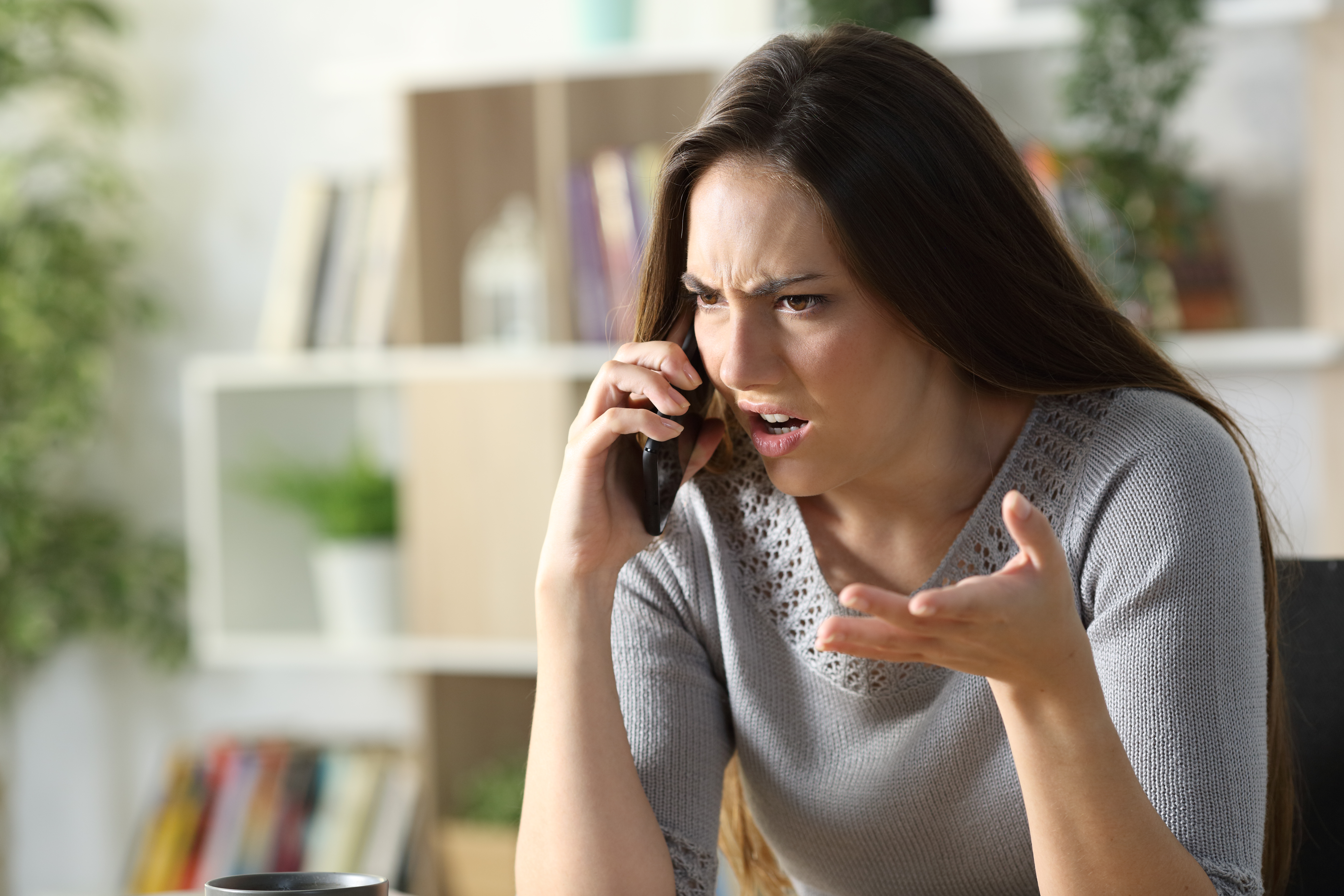 Une femme en colère au téléphone | Source : Getty Images