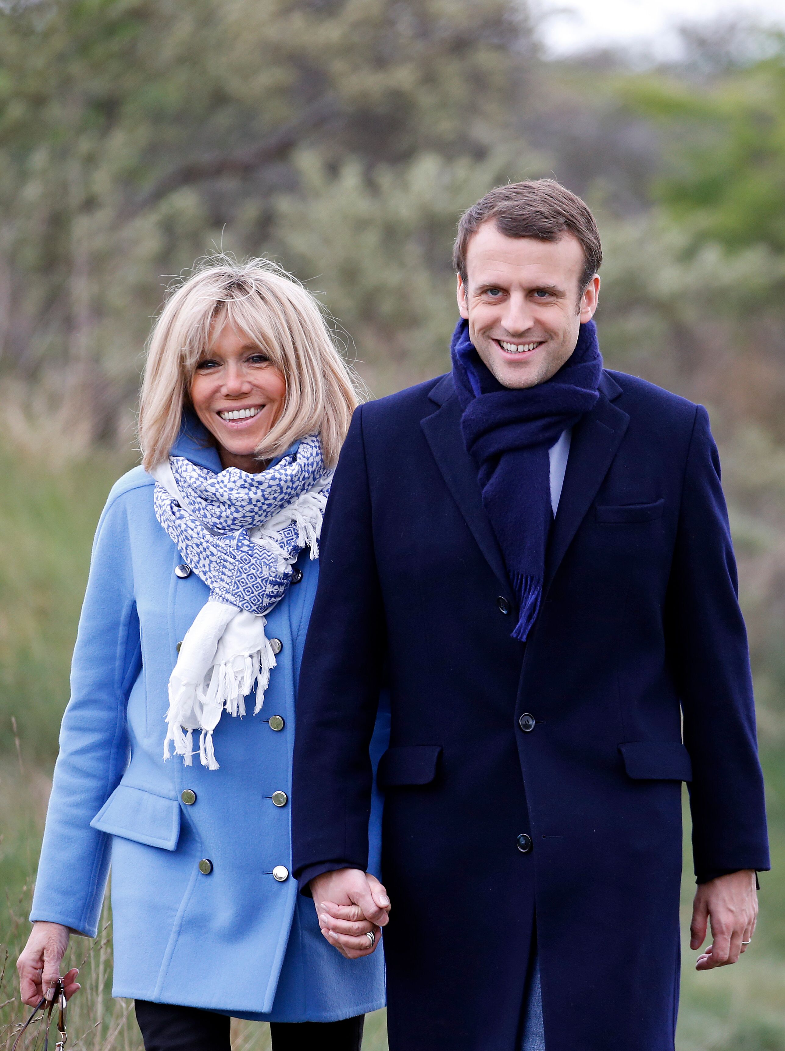 Emmanuel Macron accompagné de Brigitte Macron | Photo : Getty Images