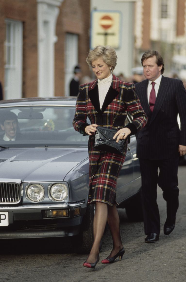 La princesse Diana et son garde du corps Ken Wharfe lors d'une visite à Ipswich, Suffolk, Angleterre, le 1er février 1990 | Source: Getty Images