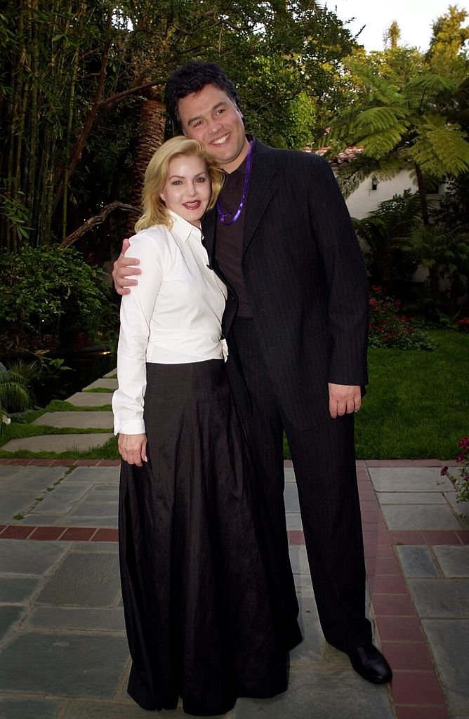 Priscilla Presley et son mari Marco Garibaldi assistent au concert Jubilation 2000 le 1er juin 2000 au domicile du producteur Alan Ladd Jr. à Beverly Hills, CA. | Photo : Getty Images